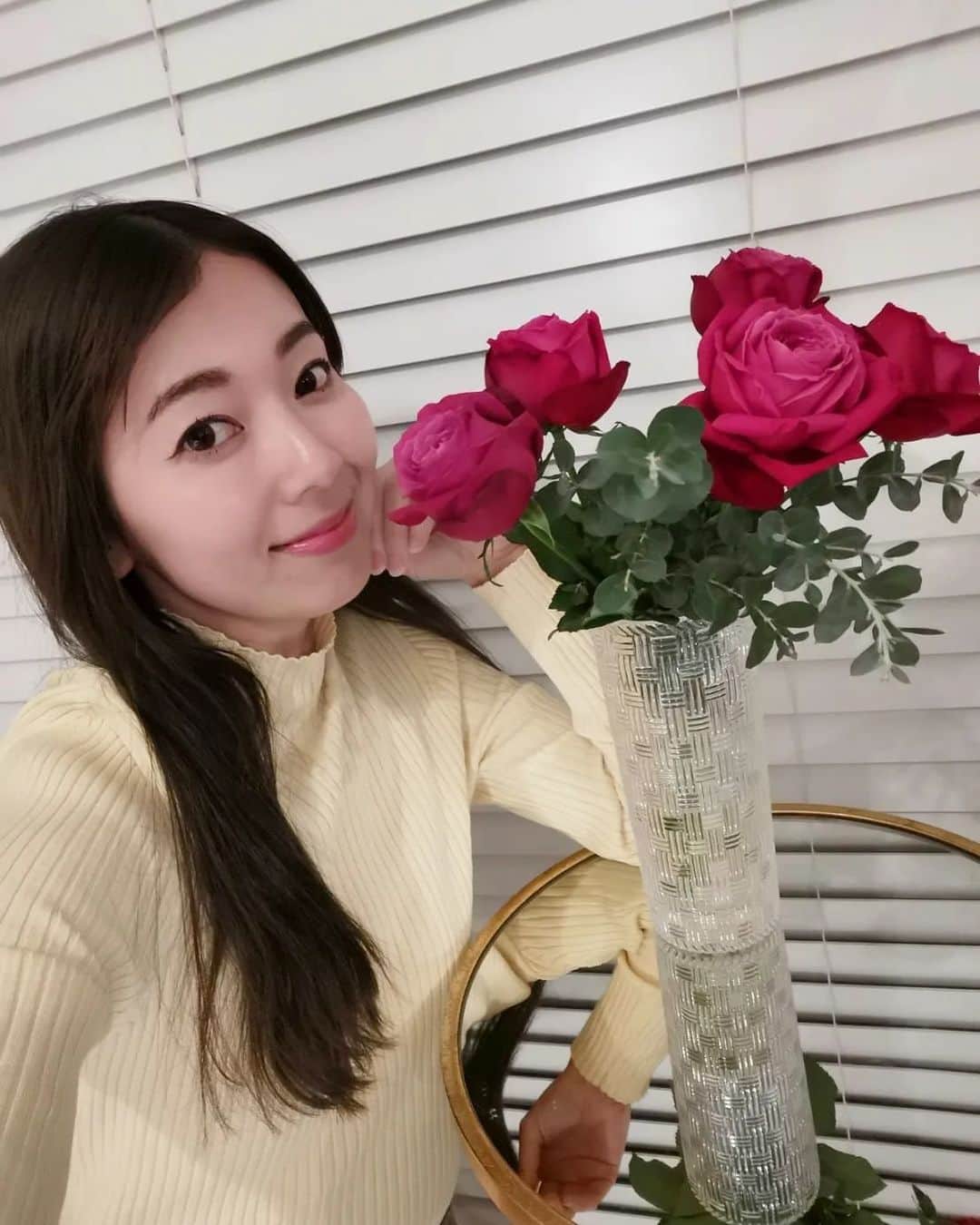 杉山由紀子のインスタグラム：「💐@moafura_official 毎月のわたしのお楽しみ✨✨✨  今回は「DP ｴﾓｰｼｮﾝﾌﾟﾛﾌｫﾝﾄﾞ+ﾕｰｶﾘ」🌹 が届いたよー✨ 凄く毎回素敵なお花でおうちに来た友達もこのお花素敵ーって✨  薔薇の色味がまた素敵でお部屋の氣も生花があるとパッとかわりますよね✨✨  しらたまも気になるご様子♡♡笑   #moafura #モアフラ #お花の定期便 #お花のある暮らし #バラ花束 #バラ定期便 #バラサブスク #バラギフト #お花のある暮らし #バラ #ユーカリ #花 #flower #氣」