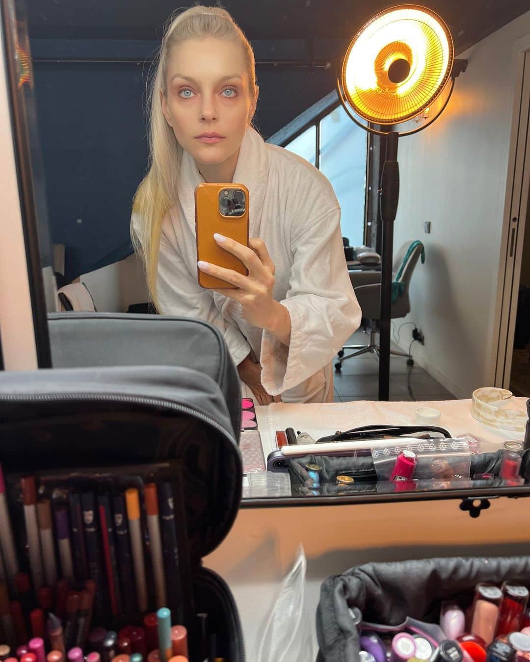 ジェシカ・スタムのインスタグラム：「Doll face makeup by @masae__ito #bts @vogueitalia 🎀」