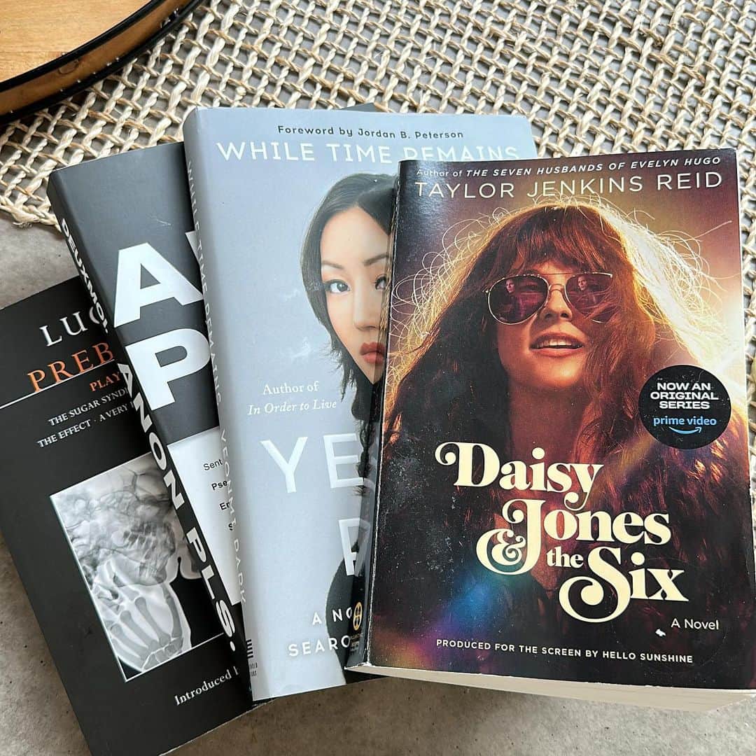 リンジー・モーガンのインスタグラム：「February/March reads.  @daisyjonesandthesix in anticipation for @charmdegrate new knock out show on @amazonstudios!! 👏🏽✨ It’s gorgeous and magical, just like her! Everyone stream it now, if you haven’t!  As Time Remains. Deuxmoi Anon Pls. Lucy Prebble Plays 1.  An eclectic mix these past two months. Interesting, fun, thought provoking, things I liked, things I didn’t. But overall, I like reading to expand my own mind.  Now, what for April? Drop your recs!」