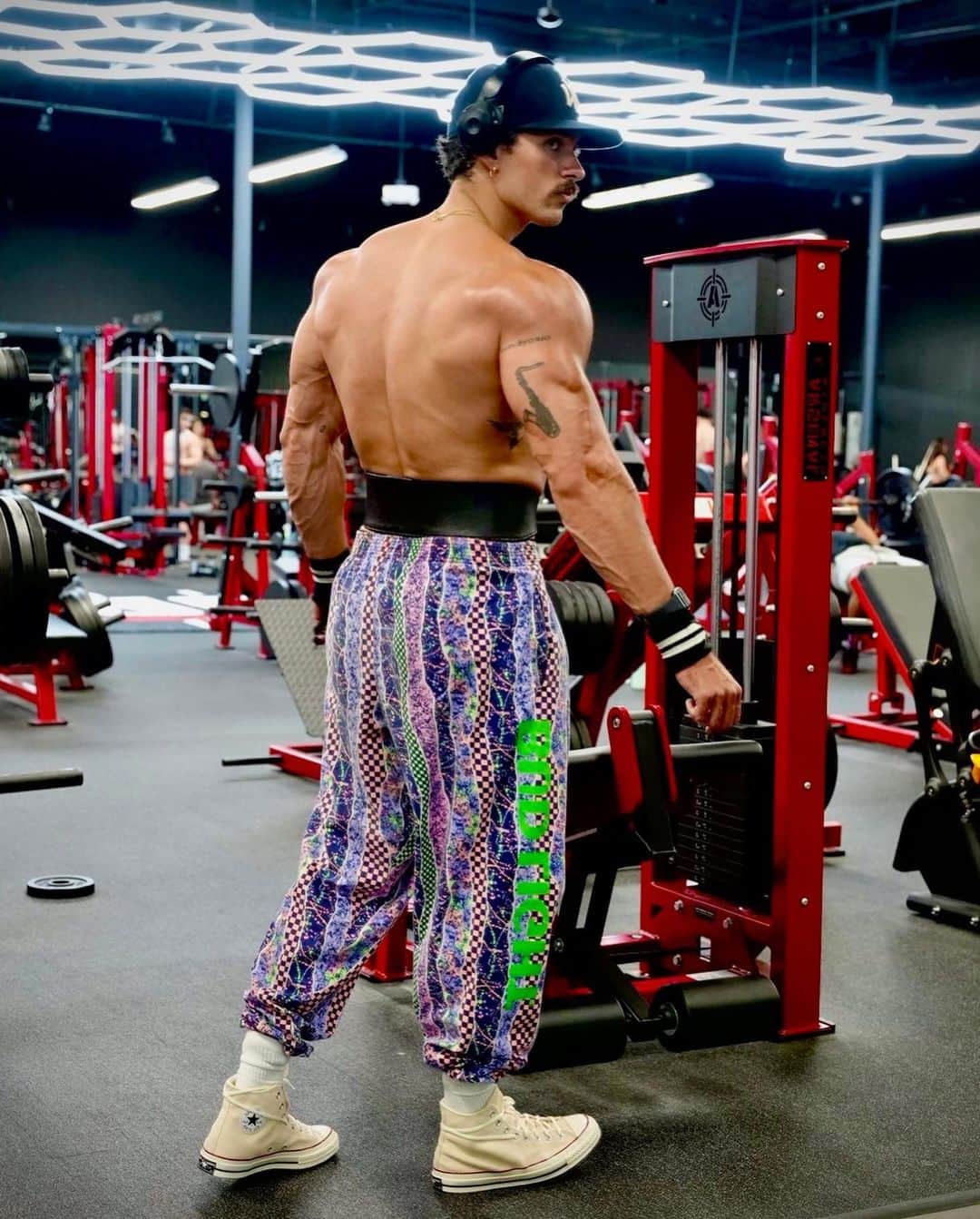 Steven Kellyのインスタグラム：「bud light pants but been sober for 68 - final week of 75hard 🫡」