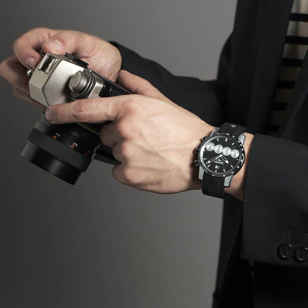 エベラールのインスタグラム：「Capturing the essence of the present is easier while wearing Chrono 4 “21-42”, the chronograph that revolutionized the reading of time.  #eberhard1887 #eberhard #eberhardwatches #chrono4 #menwatch #menstyle #swisswatches」