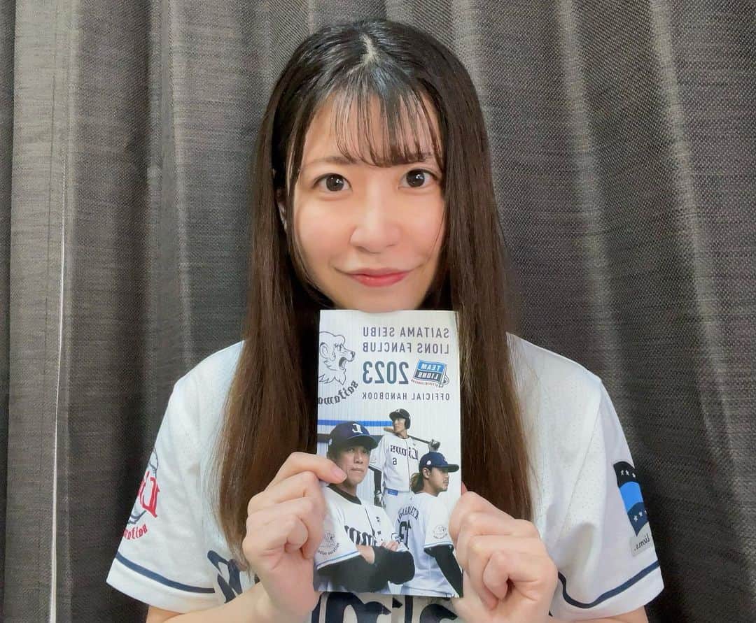 上村彩子のインスタグラム：「2023も開幕したねーーー！！ . 久しぶりの声援！ 応援歌、チャンテが入るとやっぱり盛り上がるなぁ✨ . 開幕戦は残念ながら負けちゃいましたが😢 今までも何回もああいう場面でホームラン打ってくれたもんなぁ…。 お見事としか言いようがない😅 でも光成くんとても良かったし、 ルーキー青山くんも見られたし💡 . 気持ちを切り替えて、明日だ！！ . 明日はエンスなのね😳✊」
