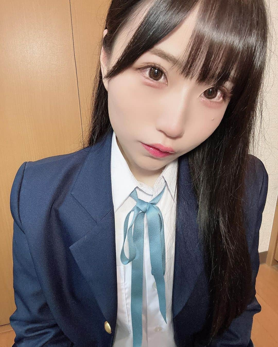 城崎ひまりさんのインスタグラム写真 - (城崎ひまりInstagram)「アイドル活動で学校お休みしすぎて単位足りなかった〜🥹 ま、君とあと１年学園生活送れるなら悪くはないかも？♪ 休んだじゃった分、おねーさんに勉強教えて？✏️  出来れば、勉強以外も...♡  #単位#ください#先生#おねがい🥺」4月1日 1時31分 - shirosakihimari