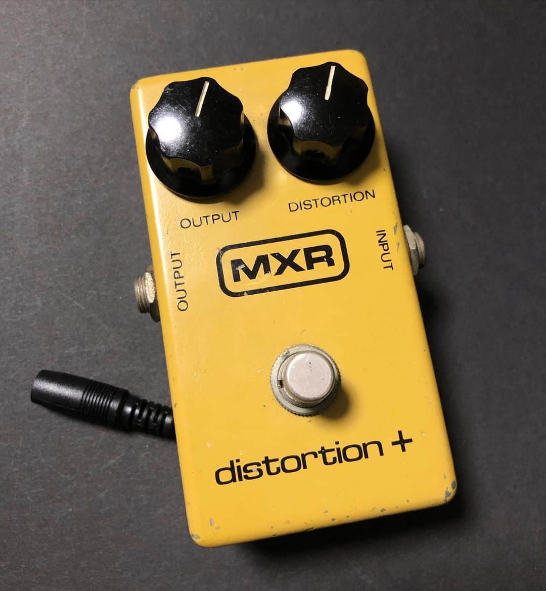 kerokerokingdxのインスタグラム：「MXRのディストーション＋ 音はいいんだけど古いやつなので 電池オンリーで外部電源がとれないのが難点…どうしたものかとさくらちゃんでお馴染みツシマ君に相談したら、バッテリースナップを使って裏蓋にあけた穴から外に線を出せばOKとのこと…で、早速やってみた！見た目悪いけどできた！バッチリ！」