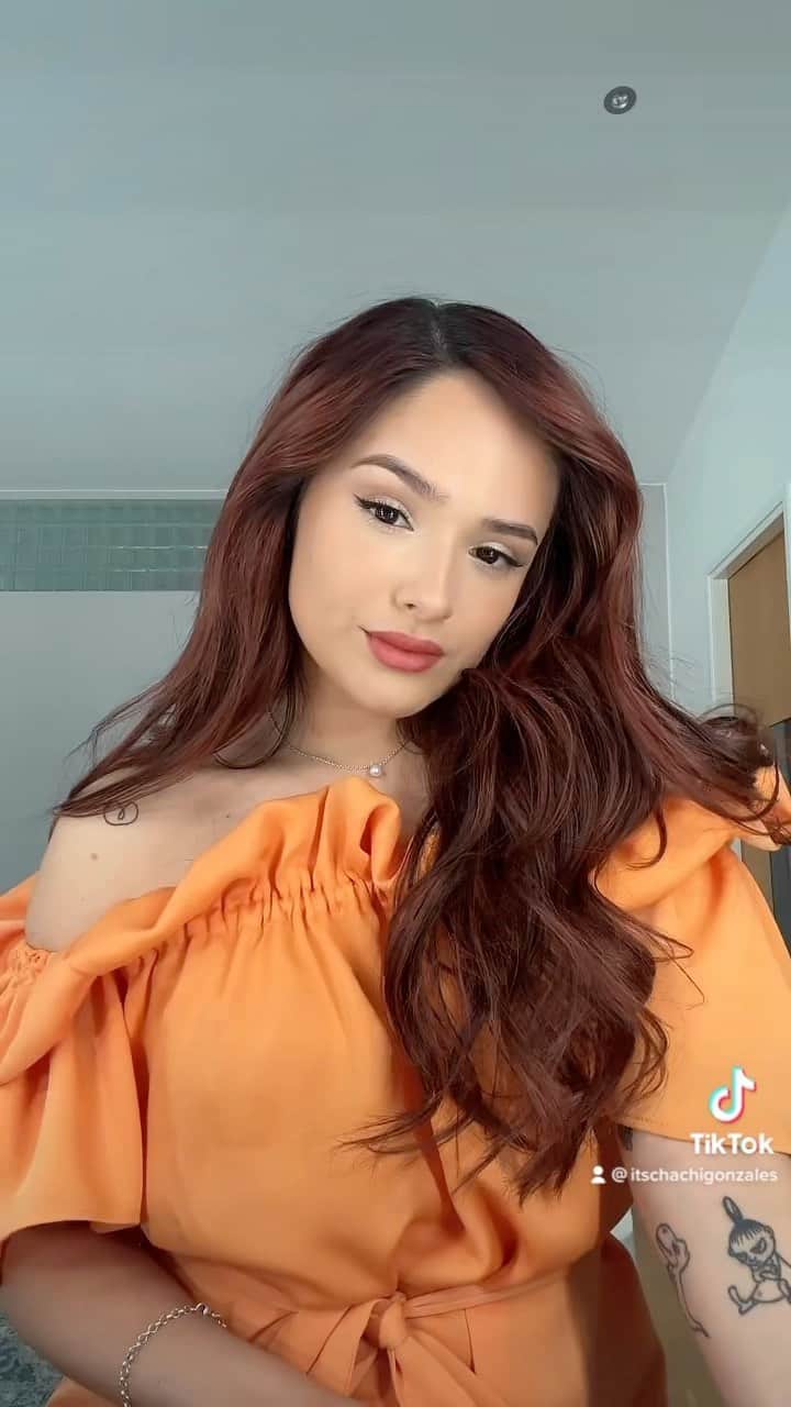チャチー・ゴンザレスのインスタグラム：「Little skittles moment. She really said “taste the rainbow” 🧡 thank you @katriniskanenofficial for the dress!」