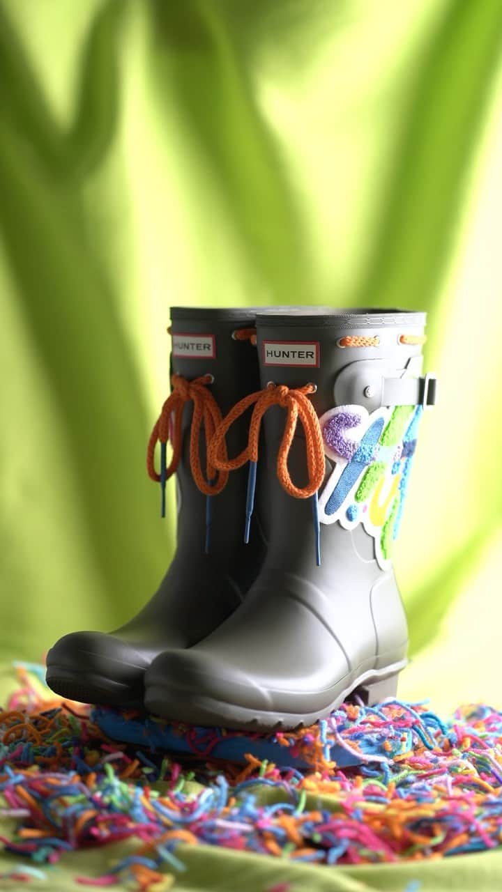ハンターブーツのインスタグラム：「Original boots 🤝 original perspectives. Here’s a look behind the scenes at the making of our upcoming #HunterCreators drop by @TheSamLao, arriving soon 🧶🌀   This limited-edition, one-of-a-kind collaboration sees our iconic Original Boots become a canvas for creativity as Sam creates works of art made to be worn.   Sign up for exclusive notifications via the link in bio.」