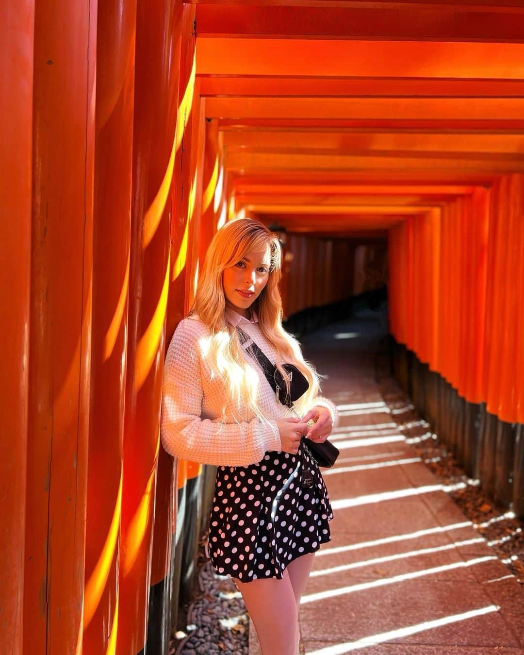 Nadya Antonさんのインスタグラム写真 - (Nadya AntonInstagram)「Japón es mi país espiritual 🦊 Si tienen la oportunidad de ir, no olviden llegar Kyoto para visitar el principal santuario sintoísta, famosísimo por las mas de 32,000 pequeñas toriis ⛩️ Yo fui bien afortunada porque me pude levantar muy temprano ya que si no… recuerden que van mas de 10 millones de japoneses/turistas al año… #fushimiinari #japon #temple #japan」4月1日 1時54分 - nadyasonika