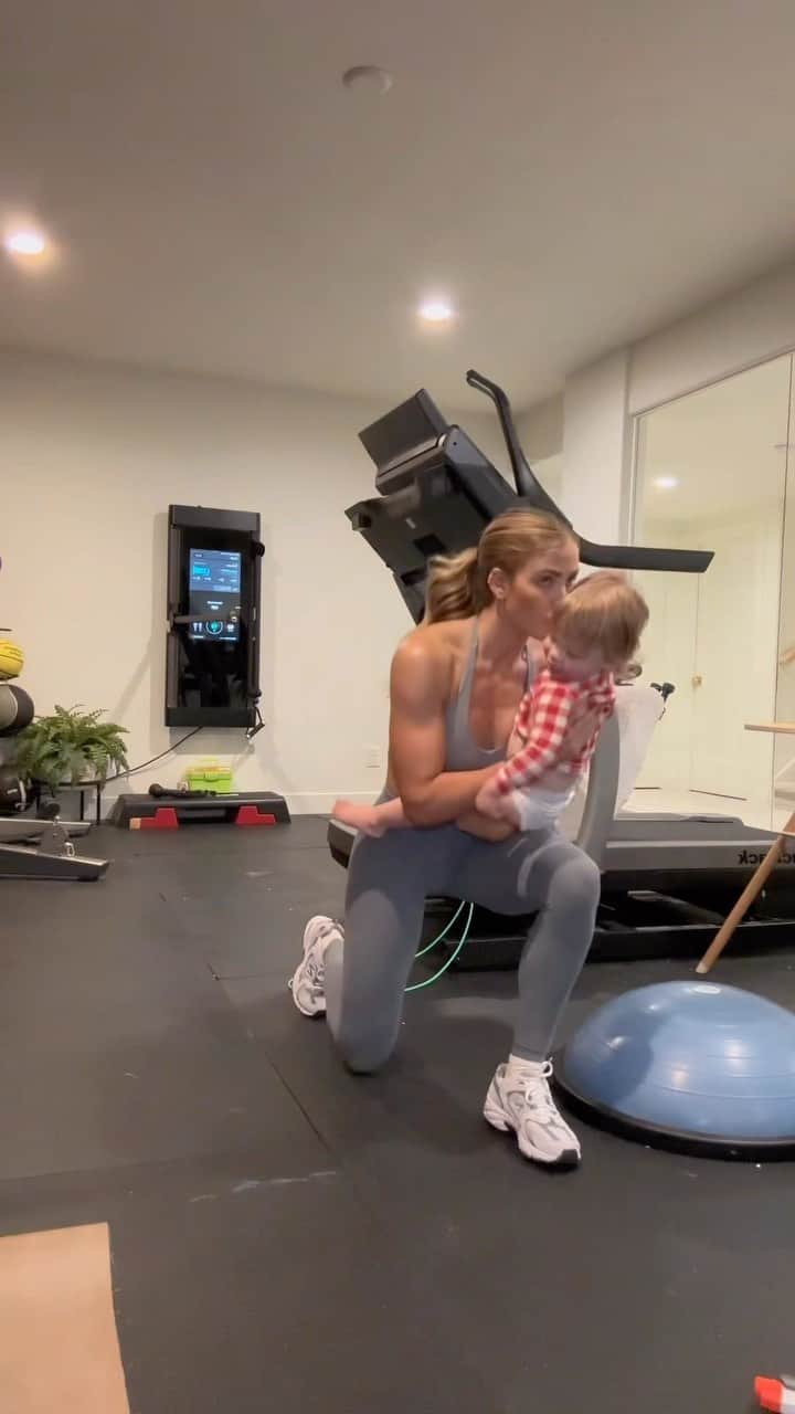 Cara Van Brocklinのインスタグラム：「I’ve had a few home workouts this week and I was actually reminded how much I really do enjoy them. They are definitely more chaotic, but at least I have really cute workout buddies 🫶🏻. I had about 25 minutes to get a good upper body day in the other day, so I took exercises from @theburnapp and just extended them. I did 25 reps of each exercise twice through. I know it sounds nuts but it was actually so good! It pushes to keep going and bust more reps out even when I don’t think I can. Try it and let me know what you think!」