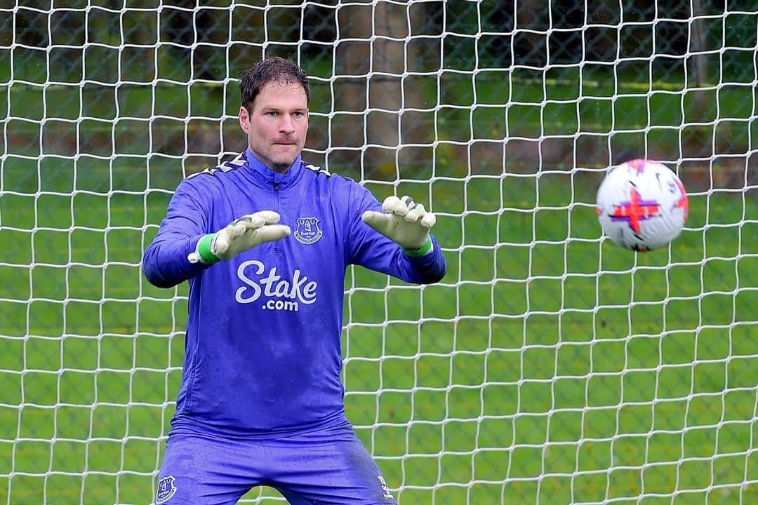 アスミル・ベゴヴィッチさんのインスタグラム写真 - (アスミル・ベゴヴィッチInstagram)「A good break and looking forward to the run in now 💪🏻🆎🧤🔵⚪️ @everton @ab1gk」4月1日 2時06分 - asmir1