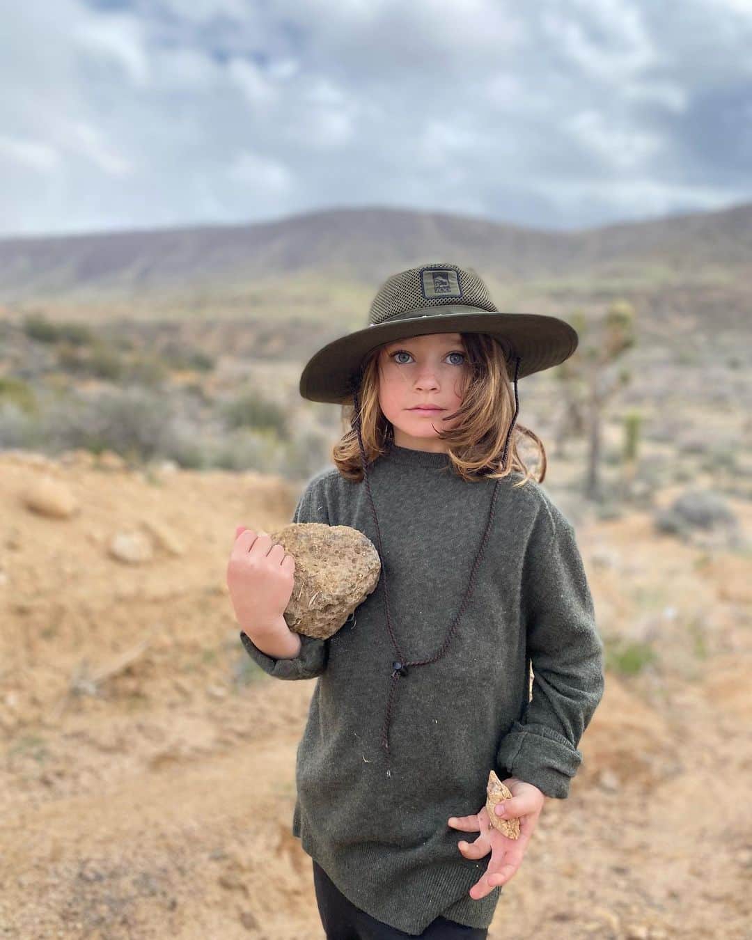 ロビン・タニーのインスタグラム：「Oscar finds rocks ridiculously captivating. Picture by Nicky.」