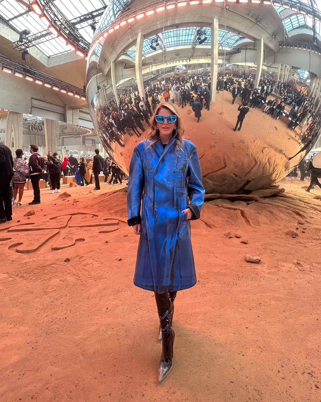 アンナ・デッロ・ルッソのインスタグラム：「Indigo blue in @off____white by @ibkamara 💙💙💙」