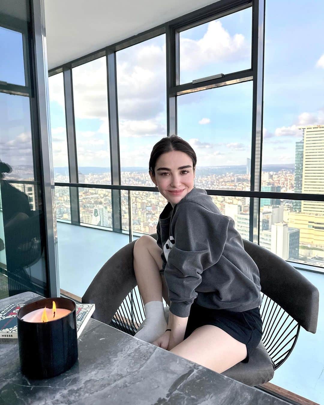 Ozge Gurelのインスタグラム：「between the pages 🤫」