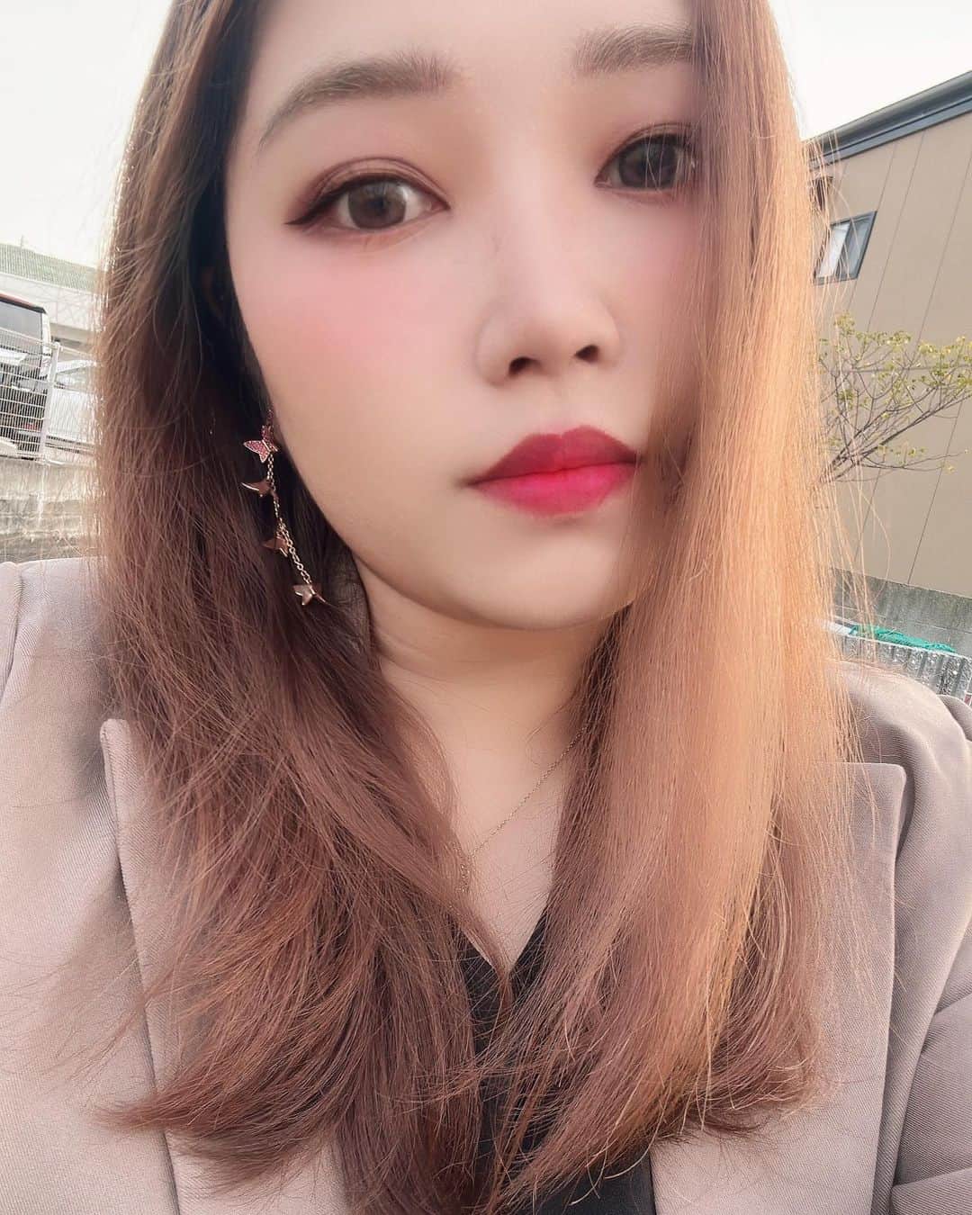 R!Nのインスタグラム：「今日は久しぶりに美味しいご飯を食べました🍣  #selfie」
