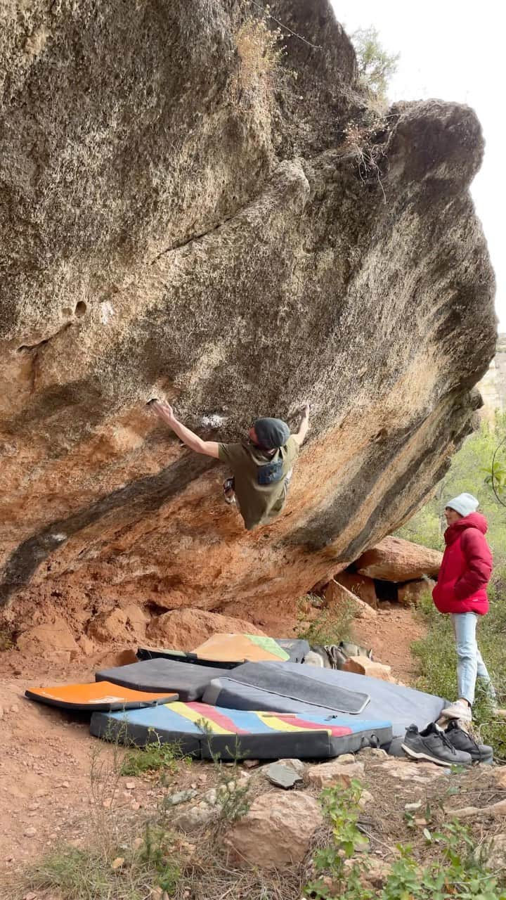 デイブ・グラハムのインスタグラム：「Boquetalandia [8A+] ⚔️ I climbed this majestic boulder from @betoboulder back in December and I think its gotta be my fav rig for grade in all of Siurana 🔥 Incredible tubular holds and a fascinating sequence linking them all together sums it up into an insta classic 😮‍💨 Hopefully this beauty gets a bit more attention in the next years to come 🙌🏻 @adidasterrex @fiveten_official @petzl_official @frictionlabs @sendclimbing @tensionclimbing」