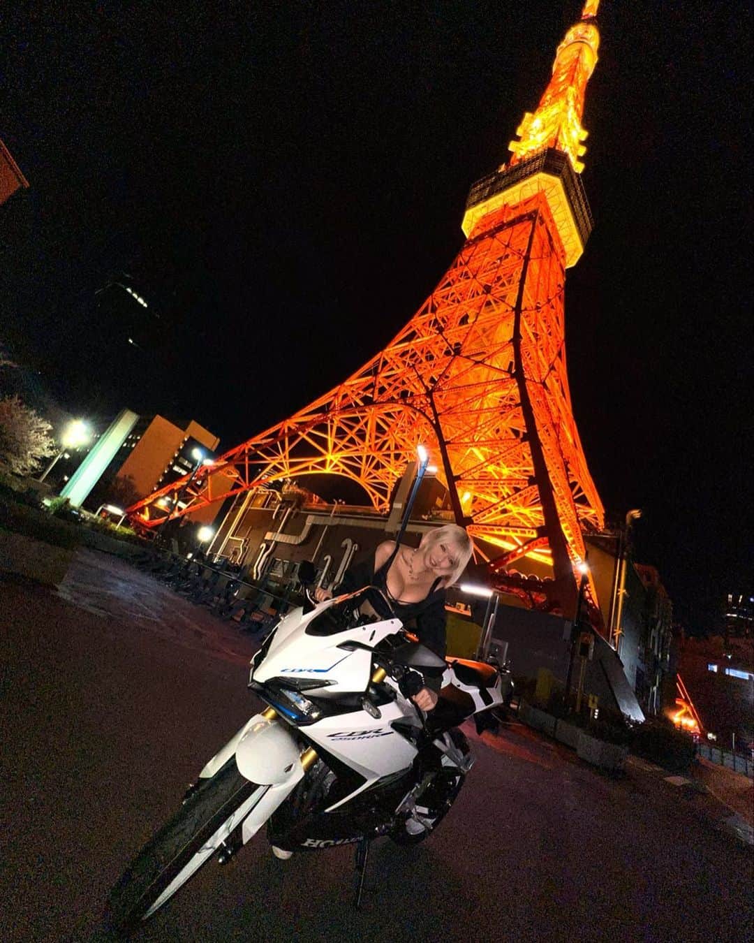 水嶋アリス（聖菜アリサ）のインスタグラム：「Tokyo tower with my bike🗼🗼🗼  My bike is cool ＆ sexy？😎💓  #バイク女子 #cbr250rr #二ダボ #bike #bikeride #tokyotower #sexy #cool #l4l #l4likes #trip #bikegirl」