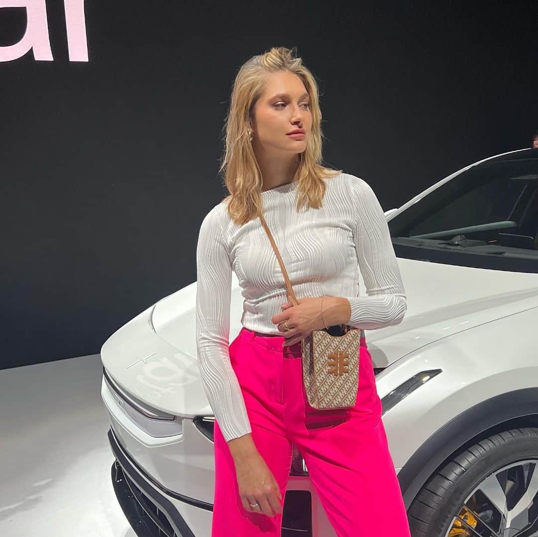 Monica Aksamitのインスタグラム：「the night I checked off “run into @leonardodicaprio “ off the nyc bucket list @polestarcars   #lagence #womensfashion #outfitinspo #leonardodicaprio #polestar」