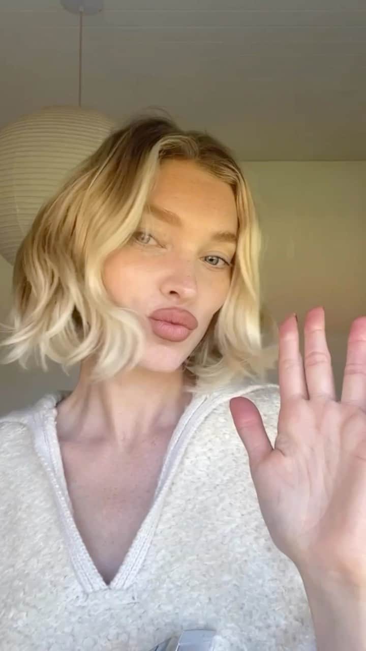 エルザ・ホスクのインスタグラム：「If you’re like me and don’t wear foundation every day, this is for you! Somewhere in between makeup and skincare the @erborian_usa CC cream contains encapsulated pigments that unifies your complexion and refines your skin texture while providing a luminous finish. Looks like bare skin, but better! 🤍✨   #ErborianUSA #erborianpartner #erborian」
