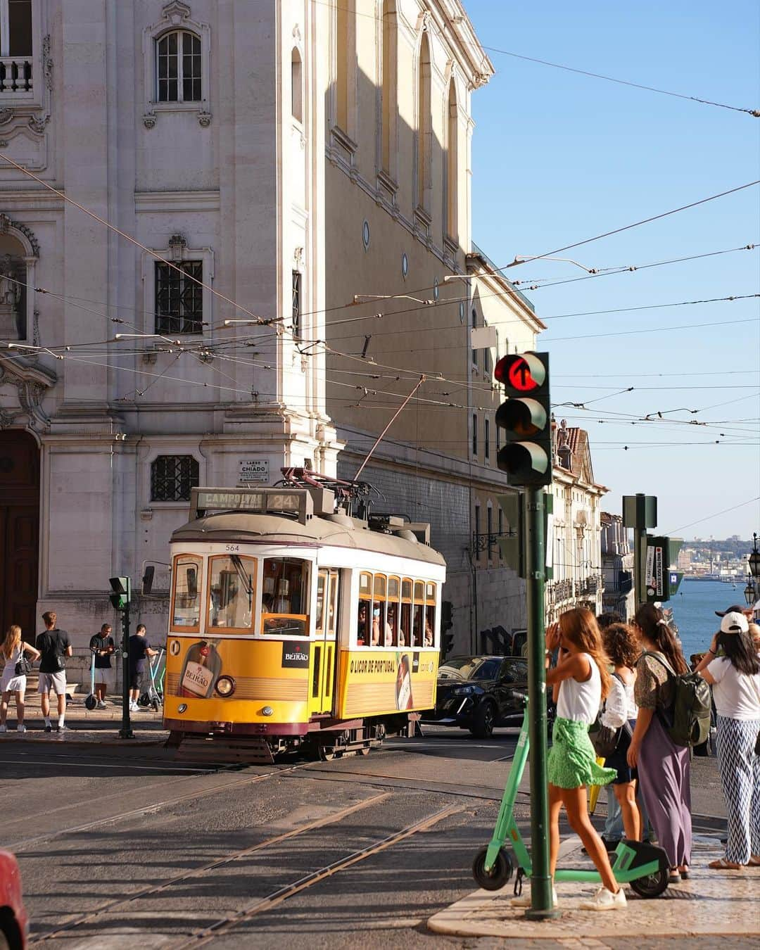 陽菜えみるのインスタグラム：「.  📍Lisbon  🇵🇹の首都リスボン 街の中心も少し歩けば 海がみえる街並みも凄い好き💛  ただ石畳やコンクリの ガタガタの路面にアップダウンが多いのが 慣れないと大変かもしれない スニーカー必須だと思った街🚘🚦  ポルトガルで暮らすひとは 日々鍛えられて足腰強い人多いと思う👟笑  .」