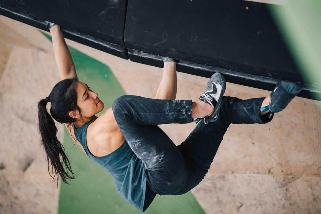 アラーナ・イップさんのインスタグラム写真 - (アラーナ・イップInstagram)「CWIF 2023 @climbingworks   Last in my series of preseason competitions and one I was really looking forward to. I last competed here 8 years ago and have some great memories of the people, the event, and the gym.   There was a crack boulder in true CWIF style - I wore crack gloves for the first time! But I still didn’t send 🙃  Photos @lenadrapella  #climbing #bouldering」4月1日 3時00分 - alannah_yip