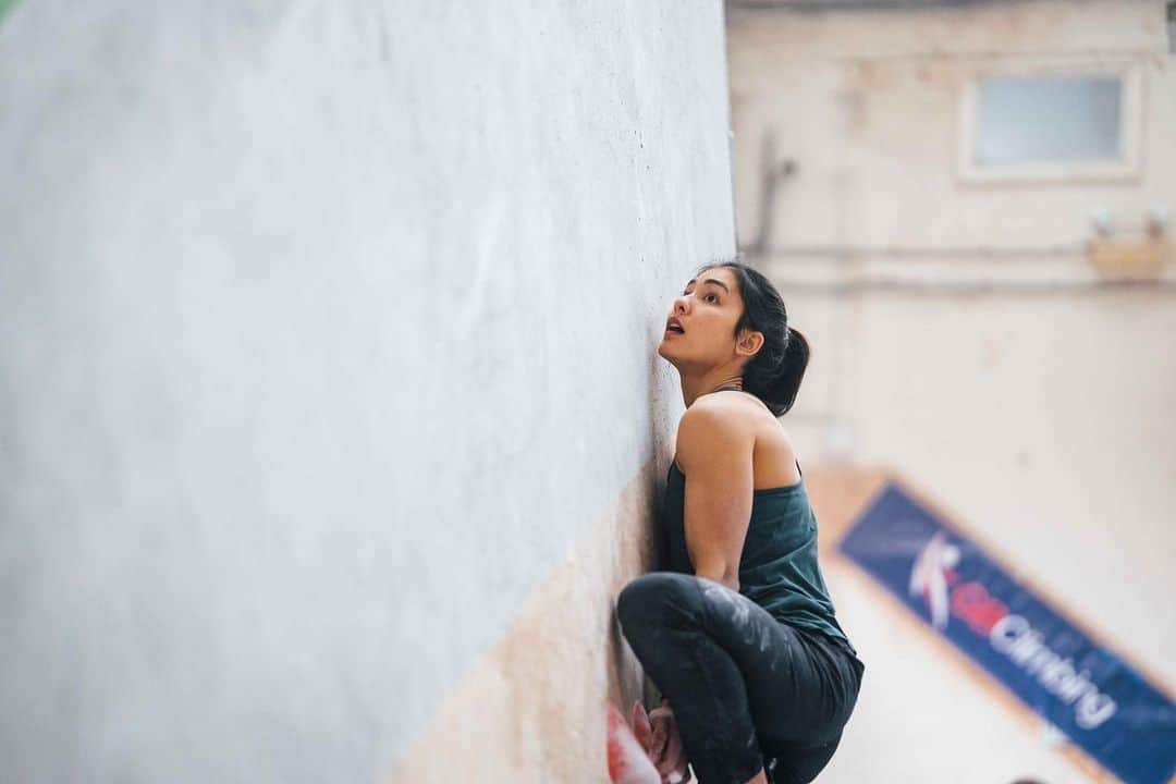 のインスタグラム：「CWIF 2023 @climbingworks   Last in my series of preseason competitions and one I was really looking forward to. I last competed here 8 years ago and have some great memories of the people, the event, and the gym.   There was a crack boulder in true CWIF style - I wore crack gloves for the first time! But I still didn’t send 🙃  Photos @lenadrapella  #climbing #bouldering」