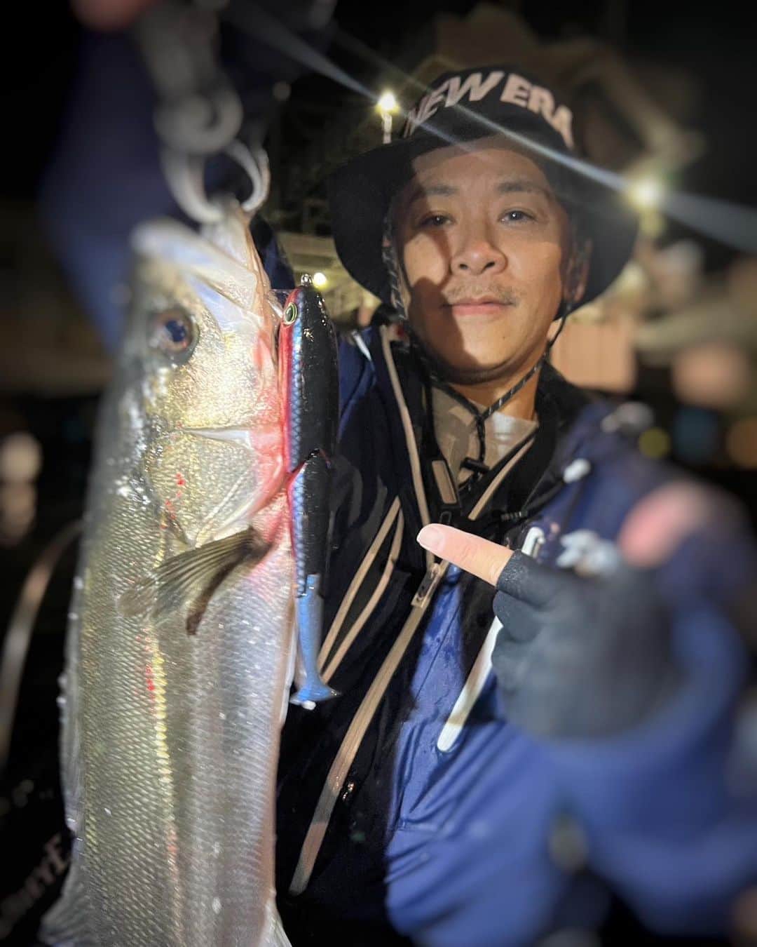 佐々木洋平のインスタグラム：「先日 @orca_kisarazu  さんにてビックベイトシーバスを🎣  持って行ったルアー全部で釣りあげる  爆釣🐟  また行くゾ🏃‍♂️  #fishing #fishinglife #シーバス #ビッグベイトシーバス」