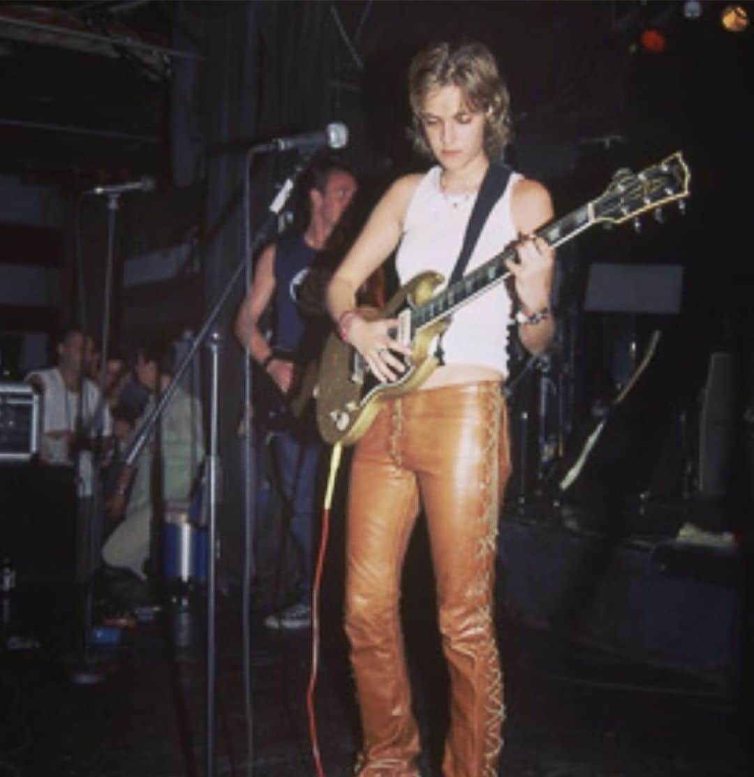 サマンサ・ロンソンのインスタグラム：「Not sure what year…. playing at CBGB’s with my band “lil red” and my favourite guitar at the time. #fbf and I really loved those pants 🩷  Repost from @sronsonclub • SRONSON #samantharonson #fbf❤️」