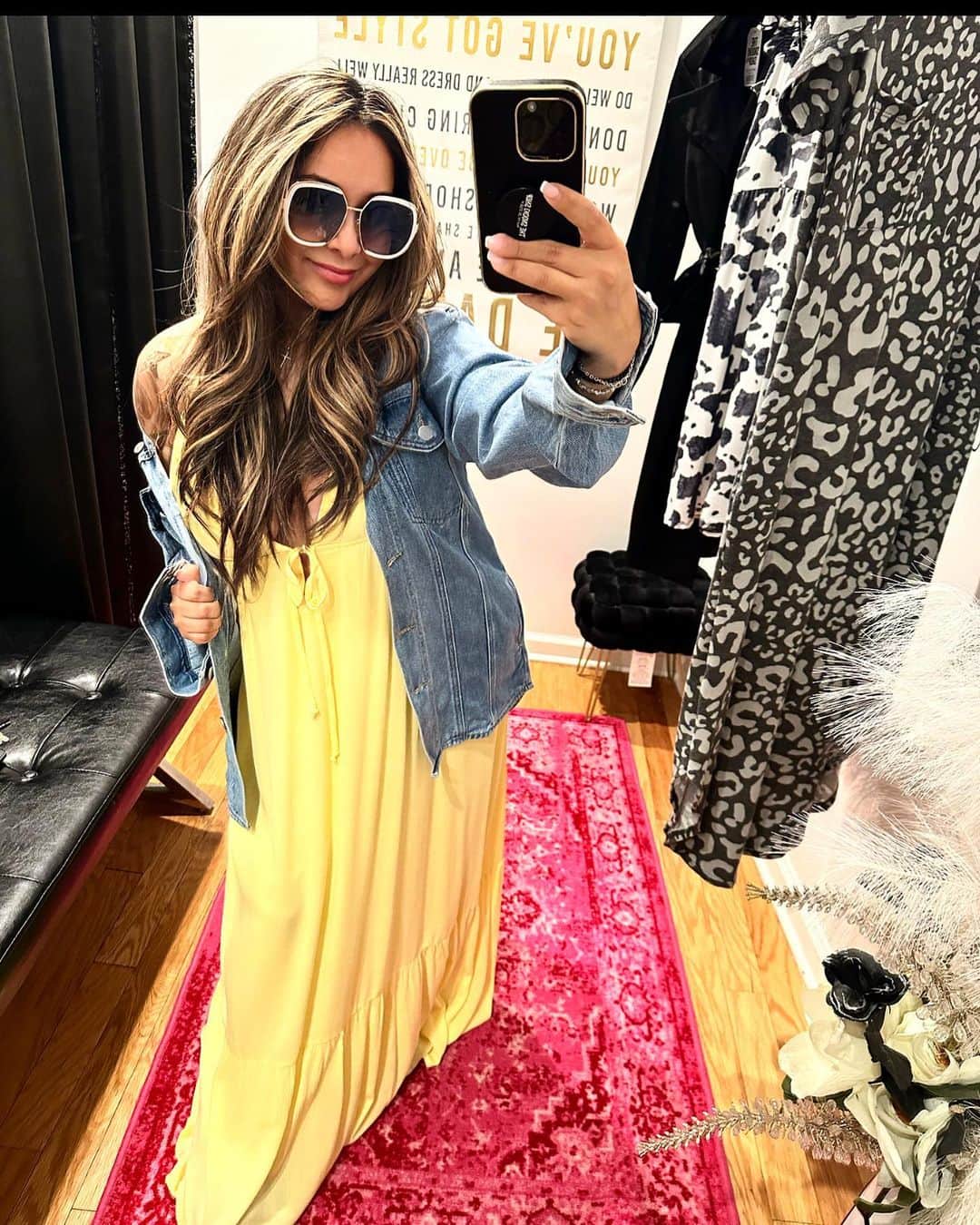 ニコール・ ポリッツィのインスタグラム：「Mawma’s got some NEW ARRIVALSSSS💛 @thesnookishop  Open in Beacon, NY - Madison, NJ - Seaside Heights NJ TODAY 🛍💋 #thesnookishop #mawma」