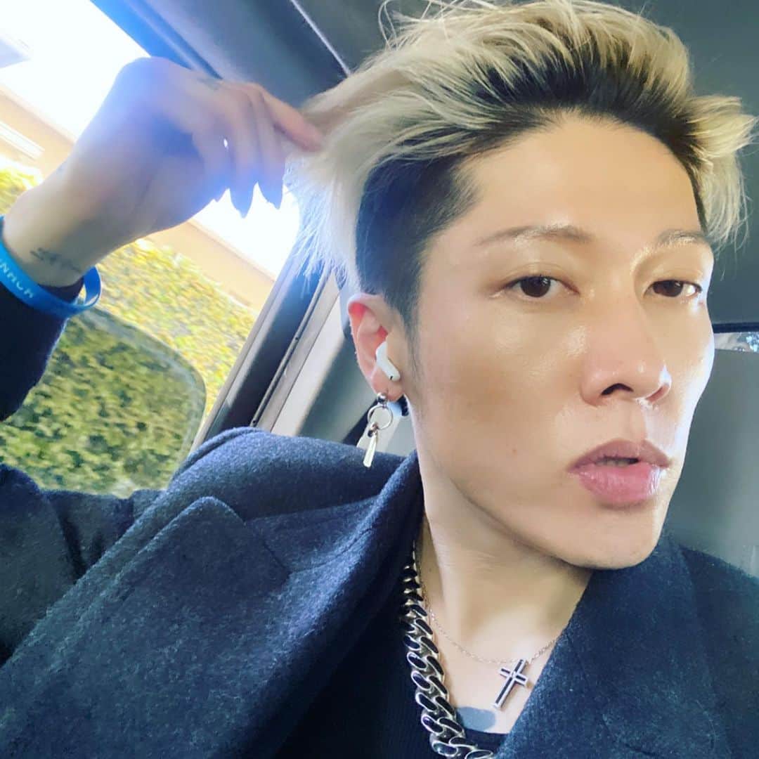 雅-MIYAVI-のインスタグラム：「LA things 🌴   Making music literally everyday n we got literally TONS of fun tracks. Stays tuned.   こちら毎日バタバタがんばってるよ〜  そちらはもう桜が満開かな  たくさん楽しい楽曲できてきてるので、楽しみに待っててね😎👌🏻」