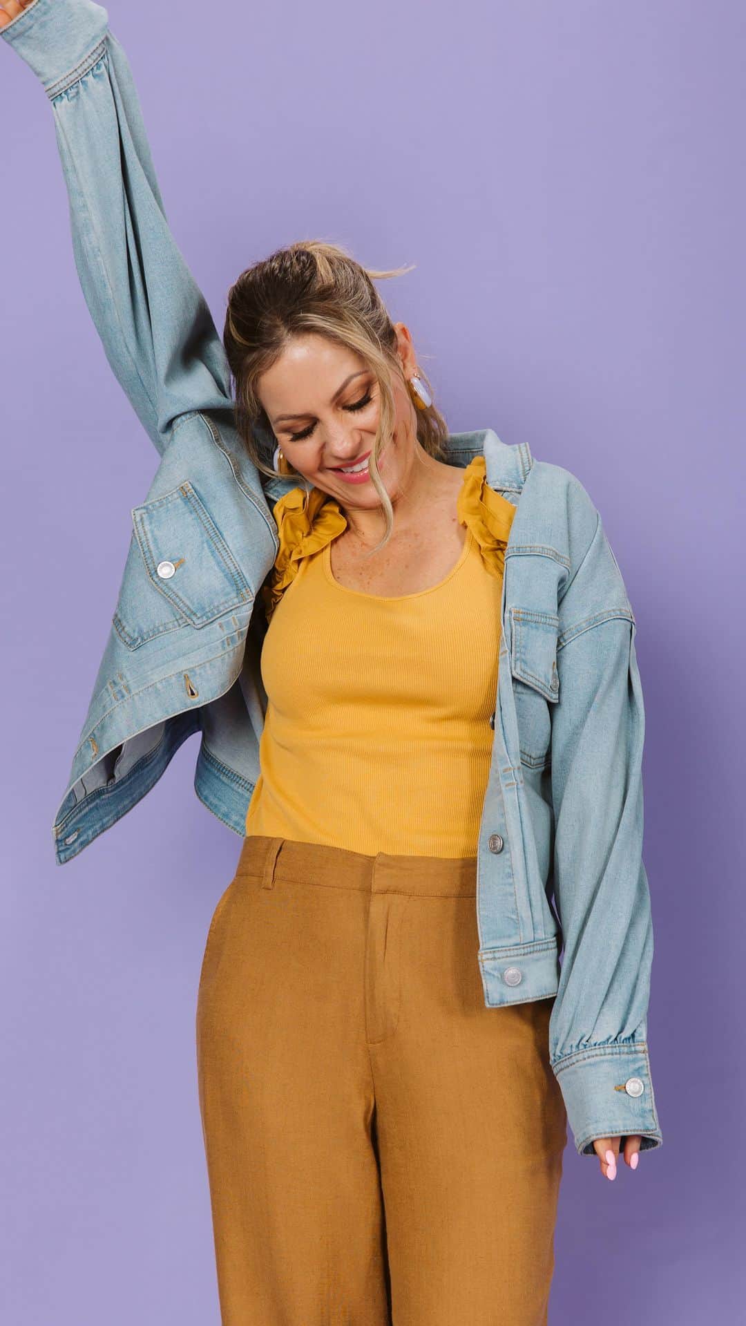 キャンディス・キャメロン・ブレのインスタグラム：「NEW @candacecameronbureclothing OUT TODAY ✨ Click the link in my bio to shop one time prices for these new items TODAY ONLY, or go to qvc.com and type in the search bar “Candace Cameron Bure Clothing New”!  I’ll be on @qvc today, tomorrow, and Monday! 🙈  Today at— 6:30 pm Est / 3:30pm Pst for a quick show 8pm Est / 5pm Pst for a first time ever 2HOUR SHOW!!  Tomorrow at— 10am Est / 7am Pst for a BIG DEAL hit 5pm Est / 2pm Pst for a 1hour show  Monday at— 4pm Est / 1pm Pst for a 1hour Show 8pm Est / 5pm Pst for a small hit  Styling: @erinnoella Hair: @theonly_davidrobert Makeup: @beautybycrystal  Top: Statement Ruffle Sleeve Knit Top Pants: Wide Leg Crop Pants Jacket: Pacific Denim Pintuck Jacket *available tomorrow*」