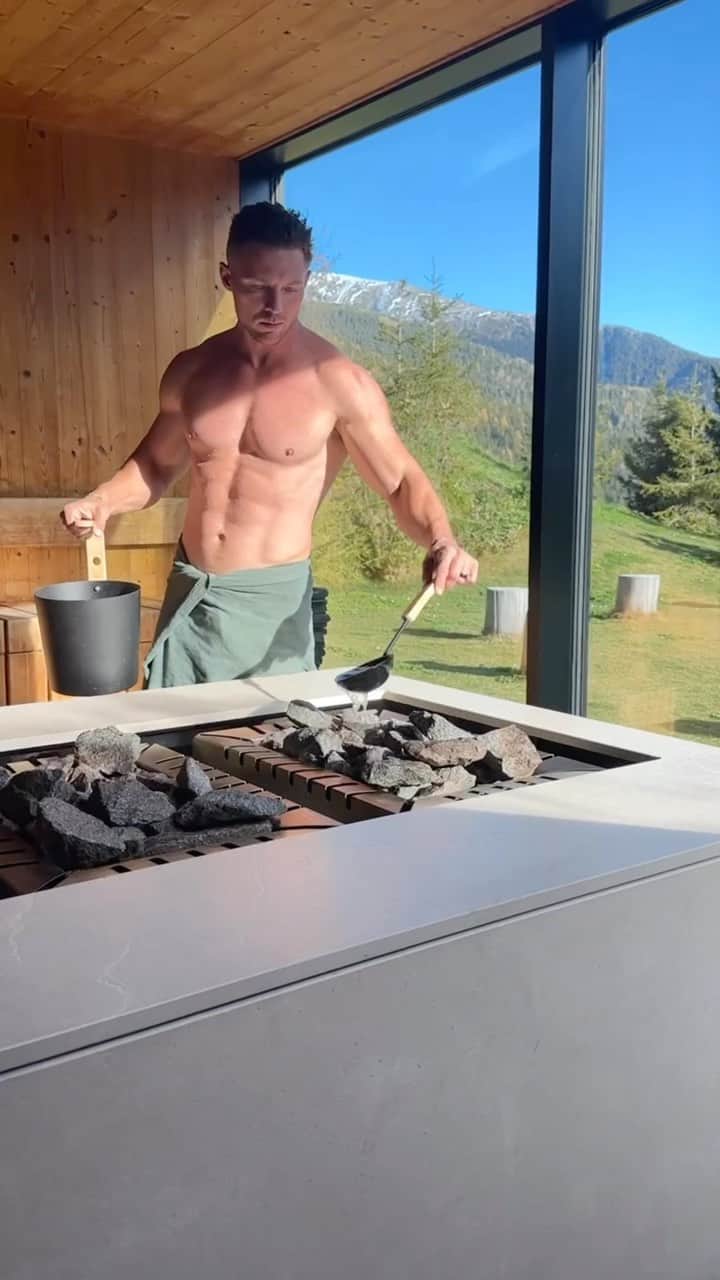 スティーブ・クックのインスタグラム：「How do you like to recovery and relax after a long week? It’s been a good 5 days of workouts & getting back into a routine with work. Body is definitely needing a good recovery session. Dreaming about the being able to recover in a place like this every weekend!  Three rounds of 15 mins in the sauna and 2 mins in the Cold Plunge.」