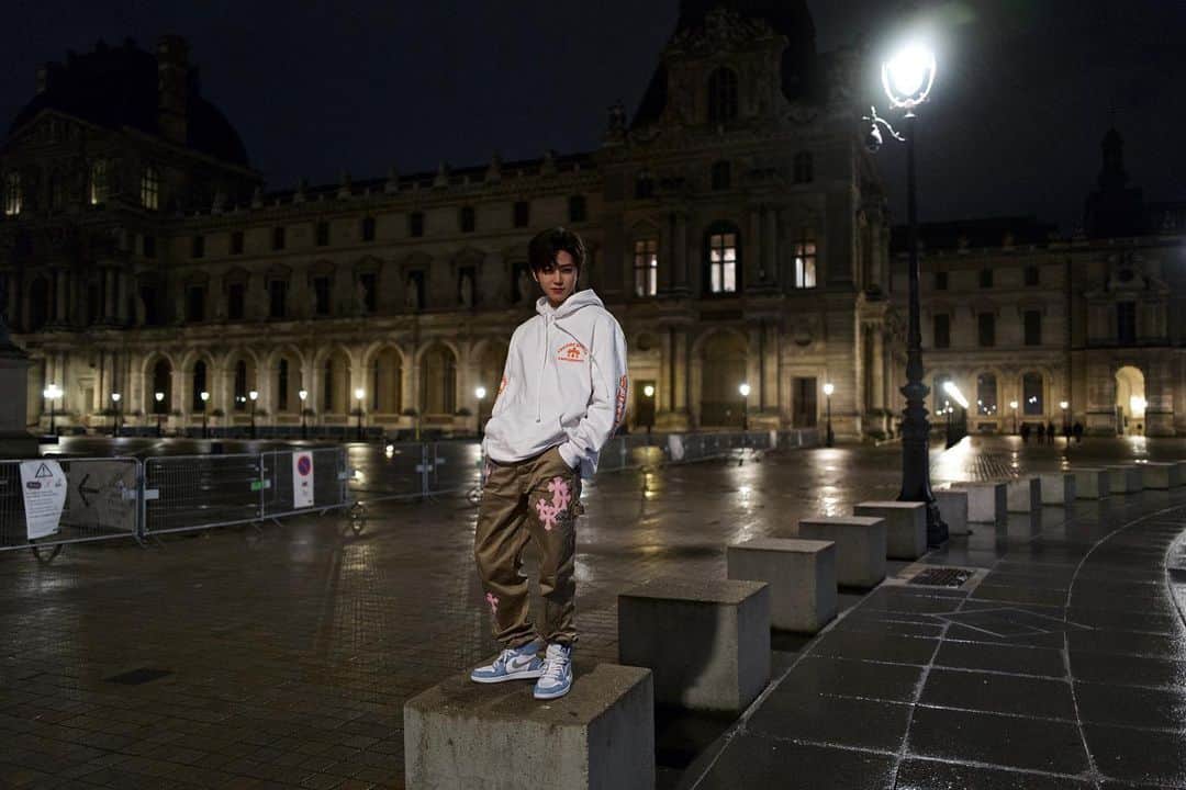 のインスタグラム：「🇫🇷D-2 After the concert I got a lot of good energy from you guys Paris😻!!! You guys were soooooo litttt🔥 Thk you for coming! and Thk you for filling the concert with green light💚 We will back to Paris ASAP We can😚 Je vous aime tous.❤️」