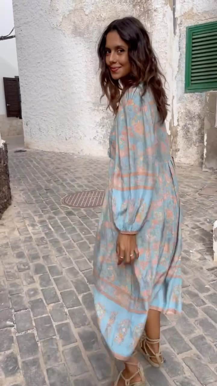 のインスタグラム：「It’s important 😉   ➡️ Shop our Castaway Days Dress - link in stories 😍  #whatarewewearing #travel #fashioninspo #boho #vintage #summerstyle #bohostyle #fashion」