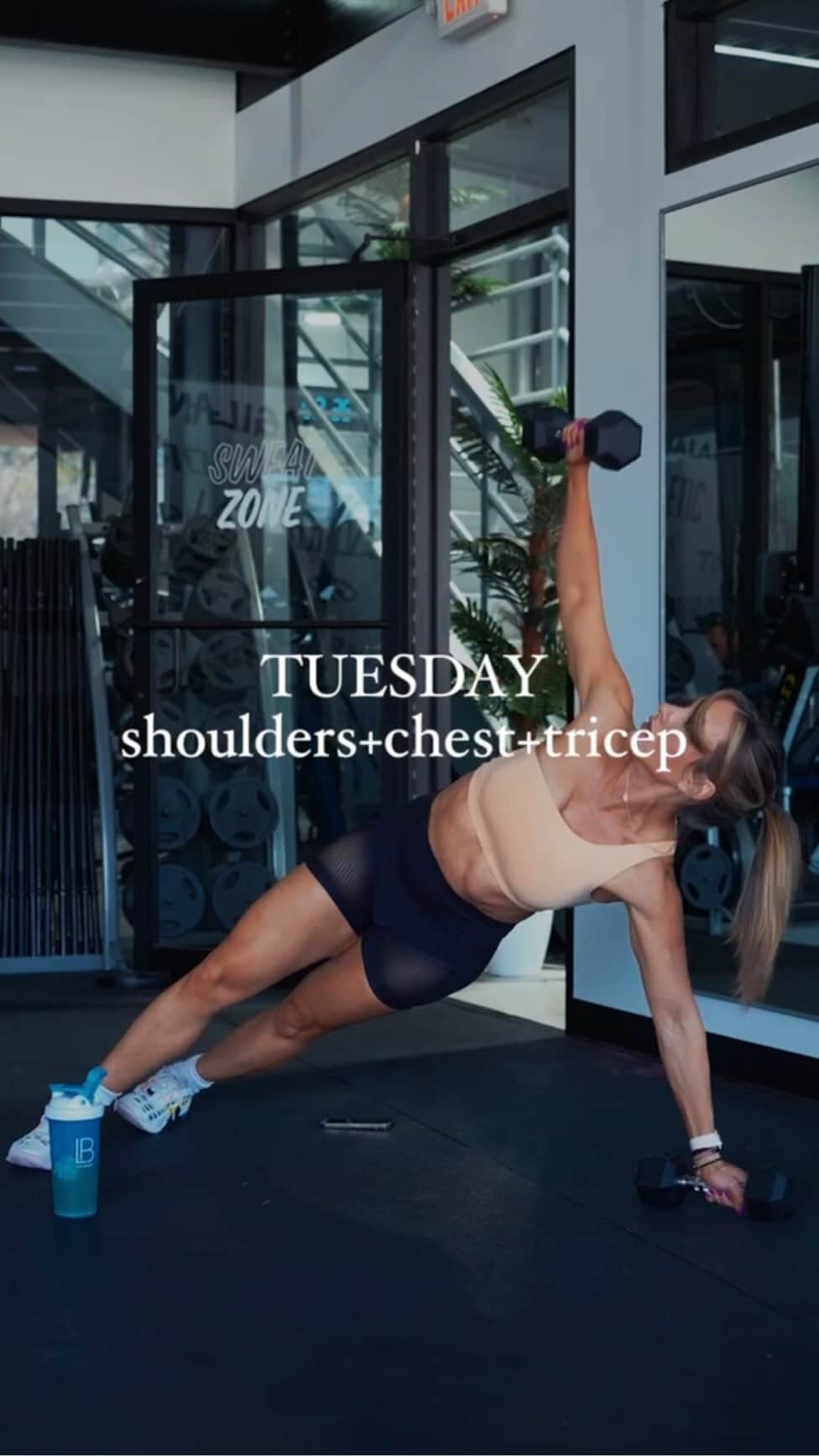 Paige Hathawayのインスタグラム：「MY SPLIT (this week) 💪🏼  MONDAY: Legs  TUESDAY: Shoulders, Chest, Triceps  WEDNESDAY: Back, Biceps, Abs  THURSDAY: Legs  FRIDAY: Full Body Friday  SATURDAY: Conditioning SUNDAY: Recovery - @icryo 🥶   COMMENT YOUR TRAINING SPLIT BELOW! 🥶  #trainingsplit #workouts #recovery #icryo」