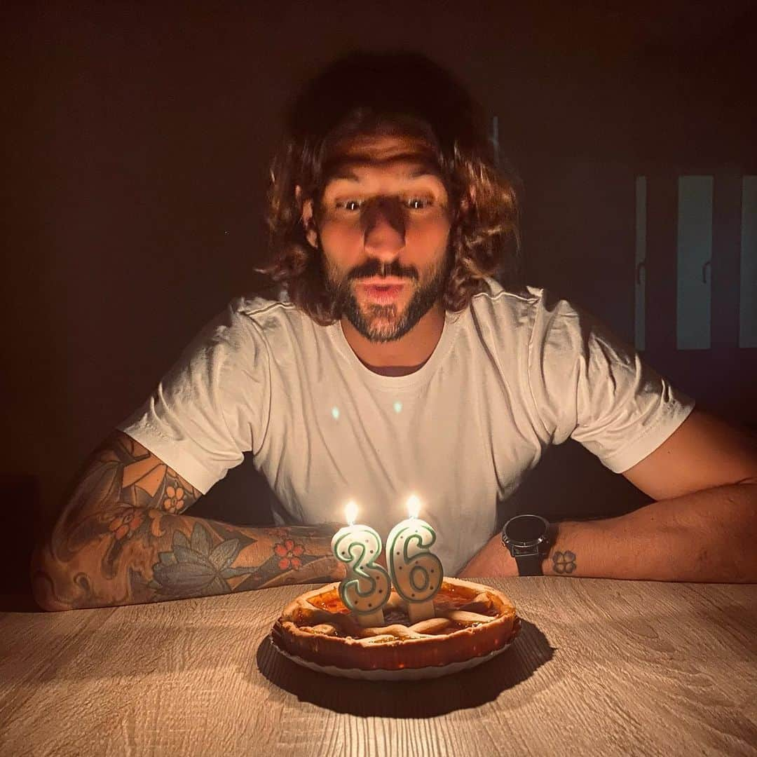 エロス・ピサーノのインスタグラム：「Happy birthday to me 🤴🏻🍰✨ • • #mybirthday #newage #wishes」