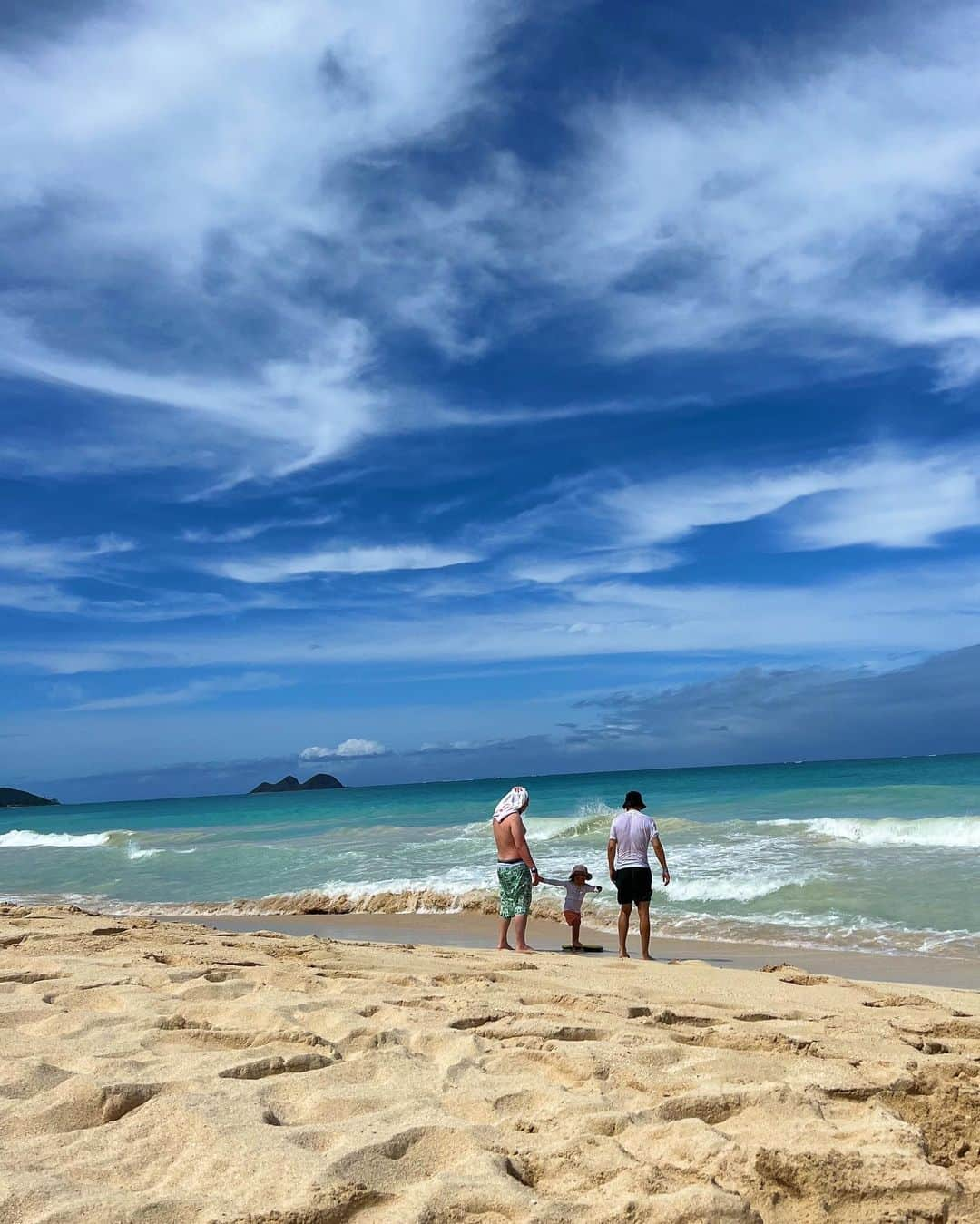 山内一世さんのインスタグラム写真 - (山内一世Instagram)「_ 4年ぶりに再会した、いとこのTracy's tourな日🏄‍♀️  朝からシーライフパークへ。 イルカちゃんにエサをあげたり触ったり🫧 3歳カイラニちゃんとたくさん触れ合って、 遊べた白玉は大興奮！！ 帰りにカイラニちゃんにそっくりなぬいぐるみを見つけて 旅の思い出に🫶🏻🐬  それからWaimanalo beachへ🌊 すぐ後ろに切り立った山並みと、海がもう本当に絶景。 毎度ブギーボードしてみるけど当然上達せず終わる。笑  トレちゃんたくさん、たくさんありがとう。 変わらず癒しのかたまりな人。大好き🐢🤍 また次は日本でねえ🤙  #hawaii #sealifepark #Waimanalo #ハワイ#ハワイ旅行」4月1日 4時00分 - zu_meer