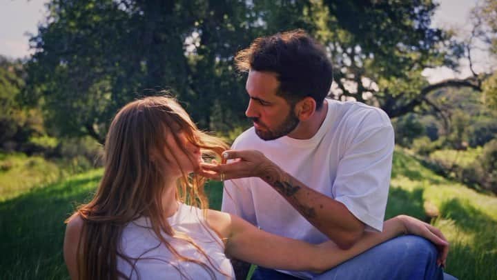 Larsen Thompsonのインスタグラム：「a love story… danced by: @larsenthompson @jakekodish  choreographed by: @jakekodish  filmed by: @masevisuals   Million streaming now! Link in bio!」