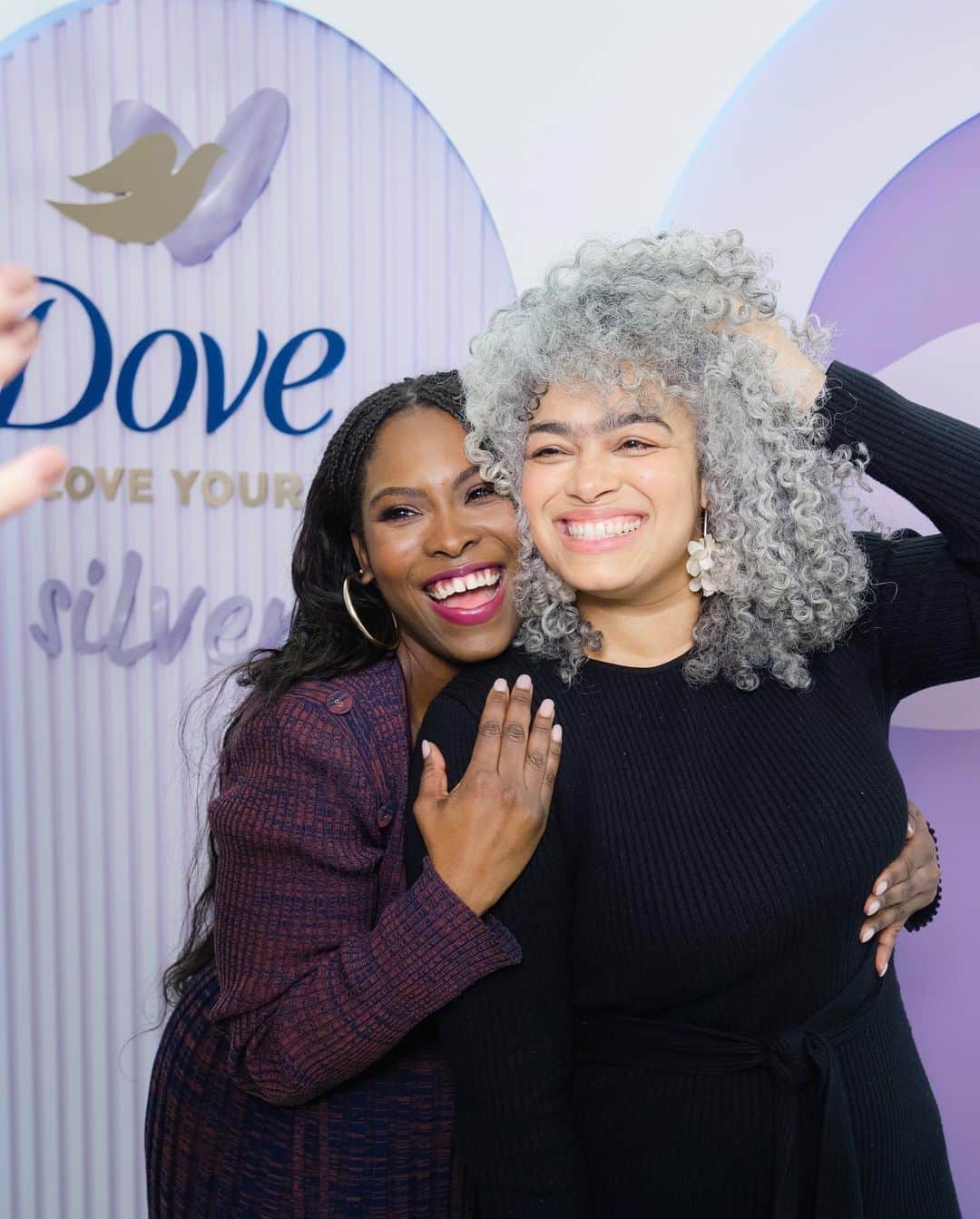 Lacy Redwayさんのインスタグラム写真 - (Lacy RedwayInstagram)「I had two glorious days introducing the new @dove #LoveyourHair collection of shampoos & conditioners, including Love Your Silver Shampoo & Conditioner, a system using purple pigment to counteract unwanted tones, combat brassiness, and add radiant shine to gray, white & silver hair. I had some of the most beautiful gray tresses in my chair at the event and was so inspired to hear their hair journey. 😊 The range also includes more wash & care duos that are designed to care & nourish your own specific hair type #DovePartner」4月1日 4時06分 - lacyredway