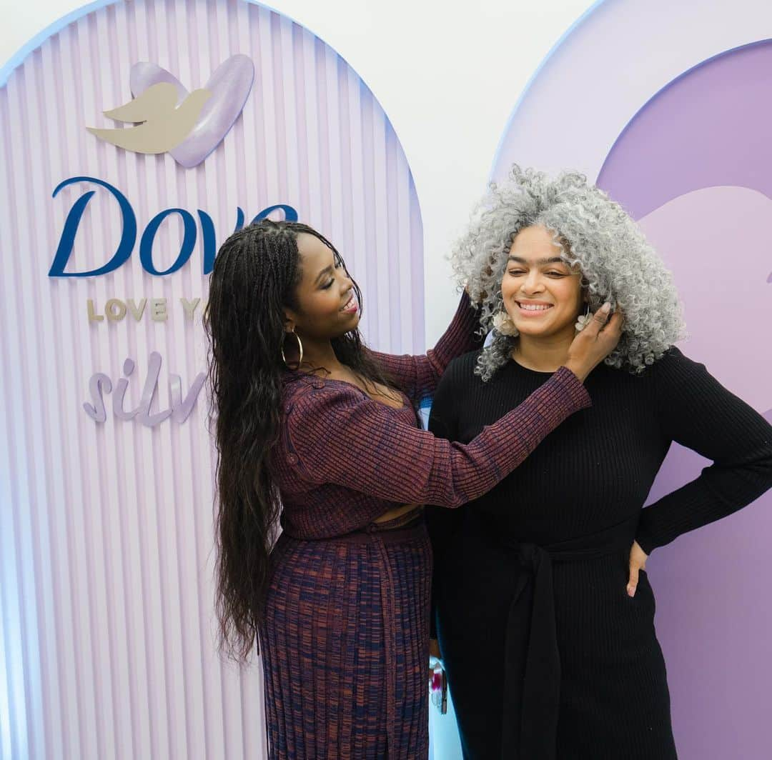 Lacy Redwayさんのインスタグラム写真 - (Lacy RedwayInstagram)「I had two glorious days introducing the new @dove #LoveyourHair collection of shampoos & conditioners, including Love Your Silver Shampoo & Conditioner, a system using purple pigment to counteract unwanted tones, combat brassiness, and add radiant shine to gray, white & silver hair. I had some of the most beautiful gray tresses in my chair at the event and was so inspired to hear their hair journey. 😊 The range also includes more wash & care duos that are designed to care & nourish your own specific hair type #DovePartner」4月1日 4時06分 - lacyredway