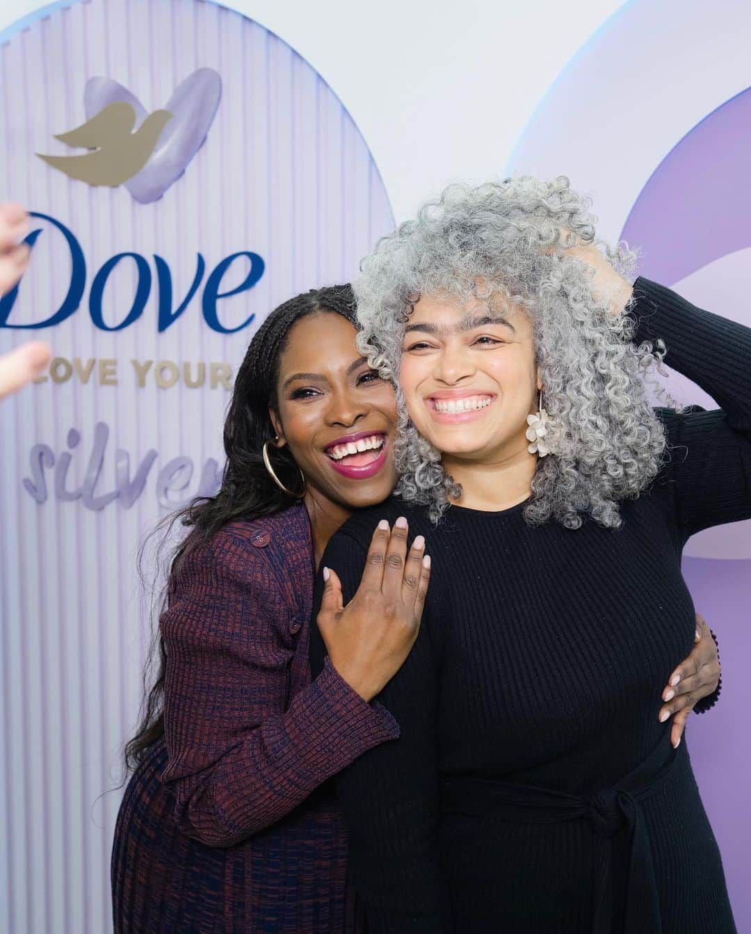 Lacy Redwayのインスタグラム：「I had two glorious days introducing the new @dove #LoveyourHair collection of shampoos & conditioners, including Love Your Silver Shampoo & Conditioner, a system using purple pigment to counteract unwanted tones, combat brassiness, and add radiant shine to gray, white & silver hair. I had some of the most beautiful gray tresses in my chair at the event and was so inspired to hear their hair journey. 😊 The range also includes more wash & care duos that are designed to care & nourish your own specific hair type #DovePartner」