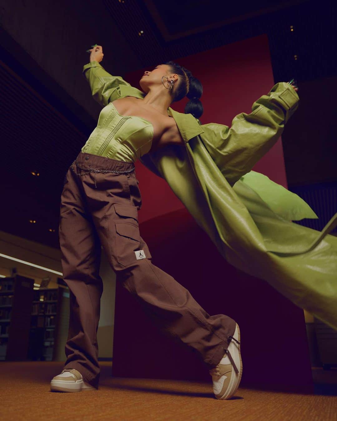 Jordanさんのインスタグラム写真 - (JordanInstagram)「Get ready to tackle anything in style with the Jordan Utility Pant. These lightweight and super versatile pants come with all the bells and whistles: cargo pockets, a stretchy waistband, and ties at the leg openings so you can make 'em fit just right.  Click the link in our bio to discover even more ways to rock them.」4月1日 4時23分 - jumpman23