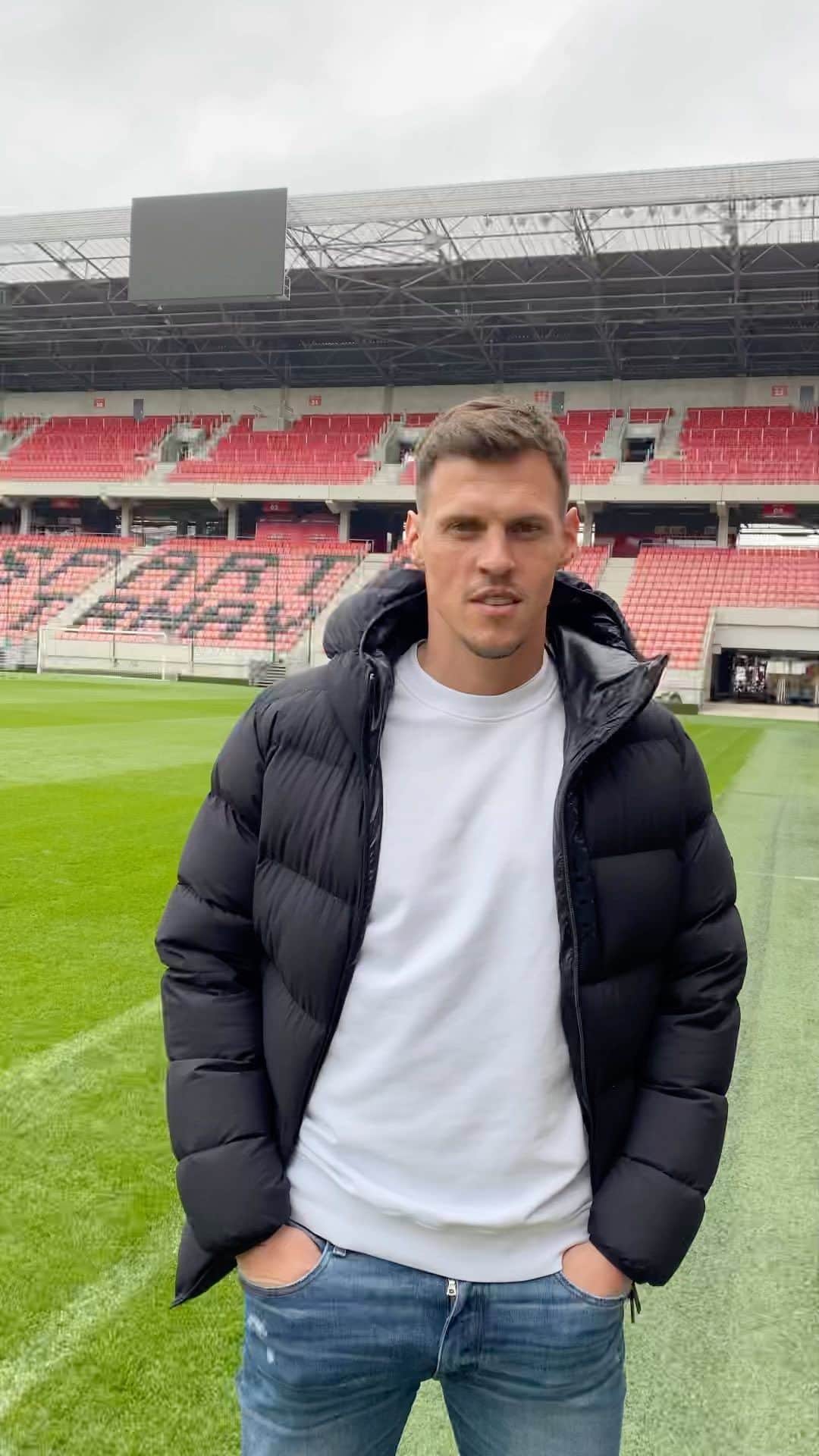 のインスタグラム：「🔴⚫️ Z Liverpoolu cez Ráztočno, až do Trnavy 🫡 na najslávnejšie slovenské #DERBY ⏰ Nehľadaj výhovorky, prečo nie. V nedeľu potrebujeme každého, komu bije červeno-čírne ❤️🖤  ———————————————————————— LÍSTKY najrýchlejšou cestou cez odkaz v BIO 👉🏼 @spartak_sk 📌」