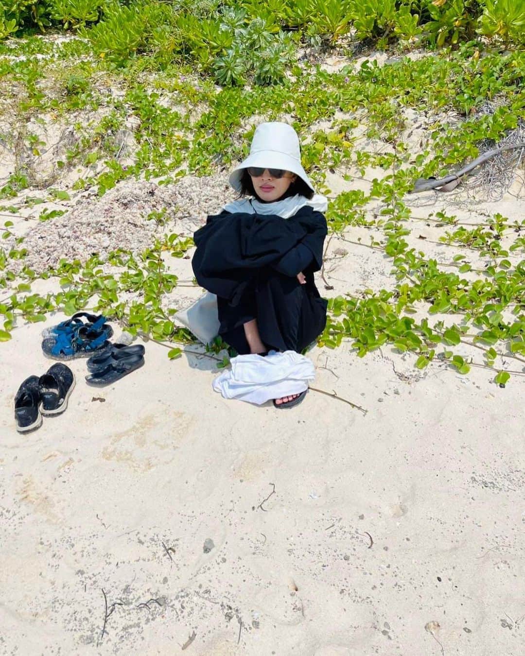 森田麻恵さんのインスタグラム写真 - (森田麻恵Instagram)「せっかく持っていったので🩱プールで水着になってみました。 （映えてますか大丈夫ですか？）  4枚目が現実。  #宮古島　#家族旅行 #プール #水着　#焼けたくない #海でも海人さんスタイルが基本です #trip #familytrip #poor  #momlife」4月1日 15時45分 - morita_mae