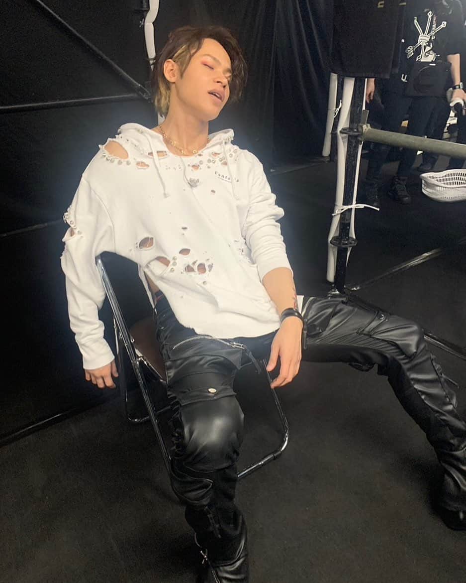 のインスタグラム：「Liveの本編終わり。  私は本編おわり すぐ寝ます。  すぐです。  アンコールを呼ぶ パワーが小さいと起きないので 頑張って起こしてね  #アンコール #俺を起こそう企画 #昔 #アンコールの声が小さくて #出なかった事があったな #俺じゃないけど笑 #懐かしい #良い思い出」