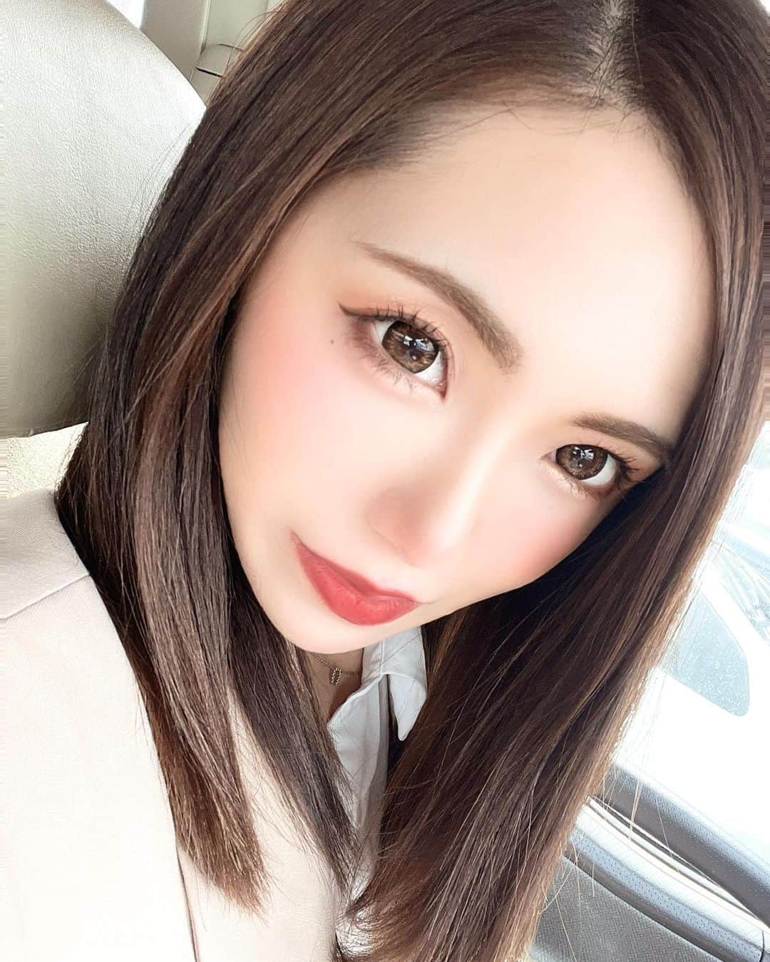 藤咲美由のインスタグラム：「あんまり投稿しないんだけど 今日は特別な日だから 記念に投稿しておく🙏🏼🌈💗  今日は4月1日🌸 息子が保育園に入園して9ヶ月、 ずーっとマスク社会だったけど、 今日から検温報告なし🥰 先生達もマスク着用しなくなった🥰 子供達の発育への悪影響を懸念して、 ずーっと悩んでいた事の１つ。  園にマスクのメリットだけでなく、 デメリットも知って考えて頂きたくて、 マスクについての冊子を渡したり、 連絡帳に色々書いてみたり、 先生や園長先生に話してみたり、 勿論、送り迎えは毎日素顔で行った😌 先生達を困らせてしまった事もあるかもしれないけれど、 それでもどうしても譲れなかった。 息子の大切な表情を学べる時期に 表情を伝えてあげられない悲しさは 母として本当に申し訳なかった😣 唯一私だけでも、 笑ったり怒ったり、 全力で教えてあげたかったんだ🥰🌈✨  マスクをしたくないという自己都合ではなく、 子供達の為にという気持ちで行動した！🔥  意味があったか、なかったかはわからないけど、 1%でも意味があったなら行動して良かった。 自由を勝ち取る為には、 意志を持って行動し続けることが とても大事だと息子に教えてもらった😌🌈✨ありがとう🌸 同じ想いで子供達の為に動き回っていた お母さん達が全国に沢山いた🌸 本当にお母さんって素晴らしいし、最強だなって🤔👏🏻🔥✨  ただ何も考えず、 自分の人生を好き勝手生きていた私が 母になり、何百倍も成長できている。 息子1人にどれだけのパワーを 貰っているんだろう☺️🌸 まだまだ未熟な母だけど、 息子に色々なことを教えてもらいながら、 強く美しい母になれたらと思う🥰  ✳︎  僕が生きてるこの時間は 100億以上の価値があるでしょう 生きてるだけでまるもうけ 何にでもなれる今がいいの  どんな夢を描いてもいい どんな恋をしたっていい 無限大の可能性は 誰にも譲れない  何十回立ち止まっても それでも僕を諦めない 僕が生きる理由は 僕が決めるから  ✳︎  最近好きな曲の好きな歌詞🥰🥰🥰  みんな自分の人生を 全力で生きようね👏🏻🌈🤍🌸✨」