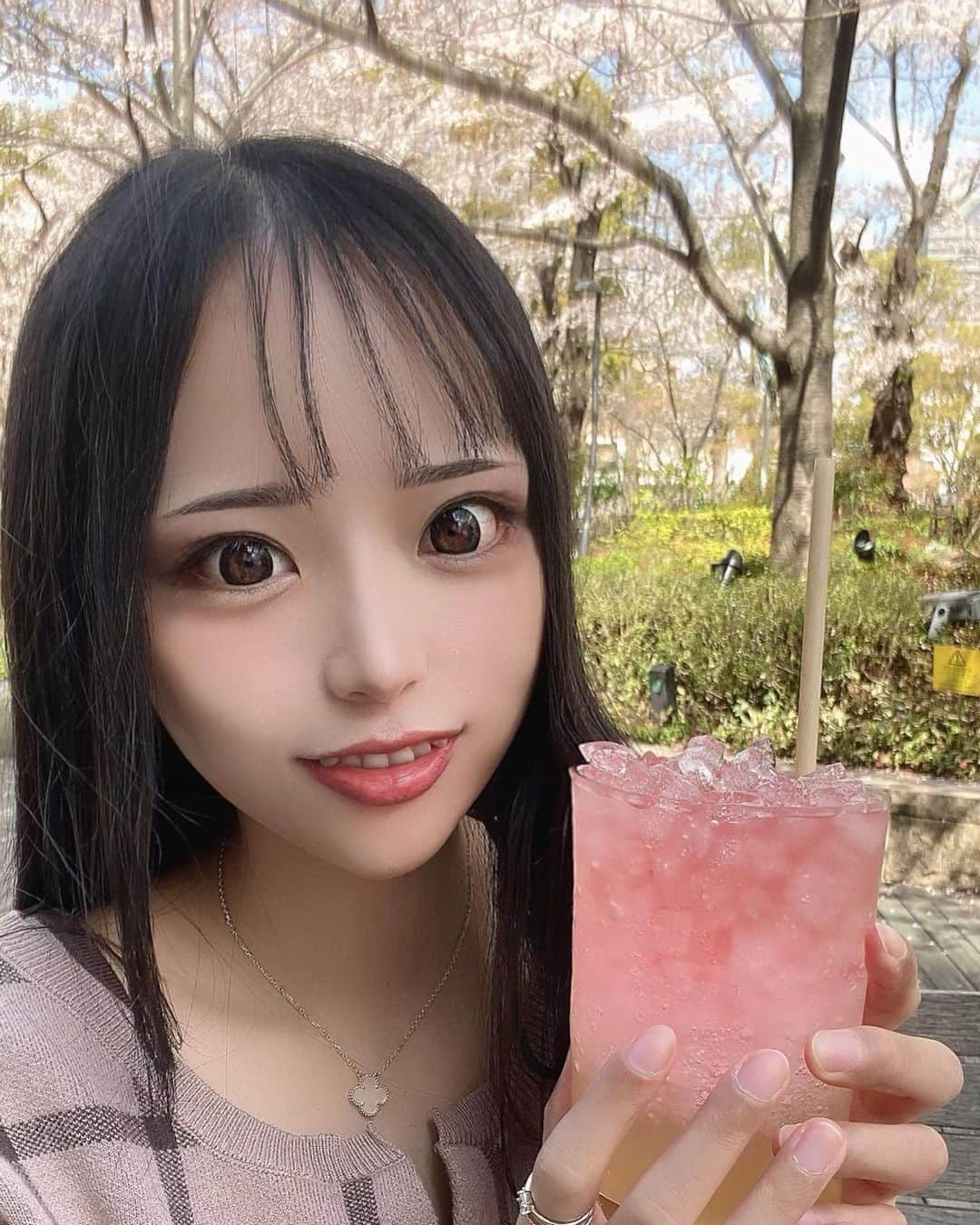 なつみのインスタグラム：「🌺+🌹+🫚 ロンハーマンカフェのテラス席🌸 桜並木を眺めながら🍹🤍  #ライブ配信#ライバー#八重歯#宅建士#宅建#宅地建物取引士#不動産営業#イギリス留学#バセドウ病#吃音症#過敏性腸症候群#🧢なつみ👻🍊#ファッション誌モデル#着物モデル#ロンハーマンカフェ#한국어공부#ronhermancafe#gravesdisease#stuttering」