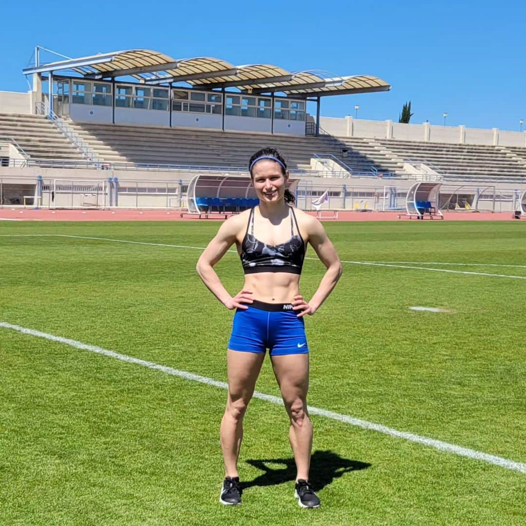 ゾーイ・クラークのインスタグラム：「Warm weather training 2023.  After my injury, I didn't think I'd be coming on a training camp this year, but as I can now gradually increase the amount of work I do on the track, why not do it in a warmer climate?! This training camp will look very different from normal, but I'll take each session as it comes and see how I get on. #trainingcamp #warmweathertraining #athlete #roadtorecovery #running #sport #paphos #cyprus #returntorunning」