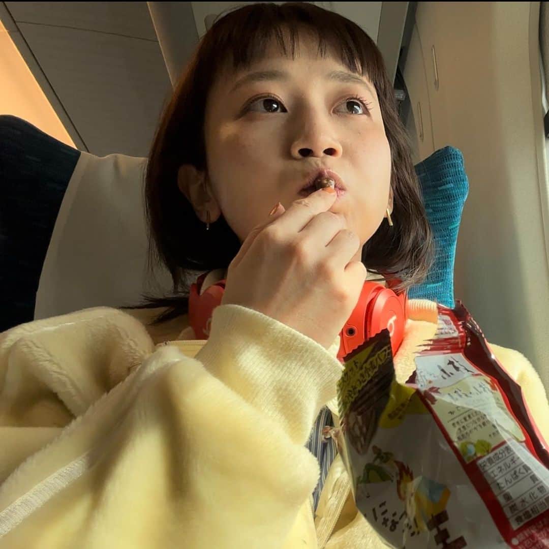 三戸なつめのインスタグラム：「おやつ時間🍫 昔V6が出てた小枝のCMだいすきだった。 小枝見ると思い出す平成初期に生まれしわたしです🫶 ちなみにこれは薪小枝てやつ☺️ぶとい  #mito_natsume」
