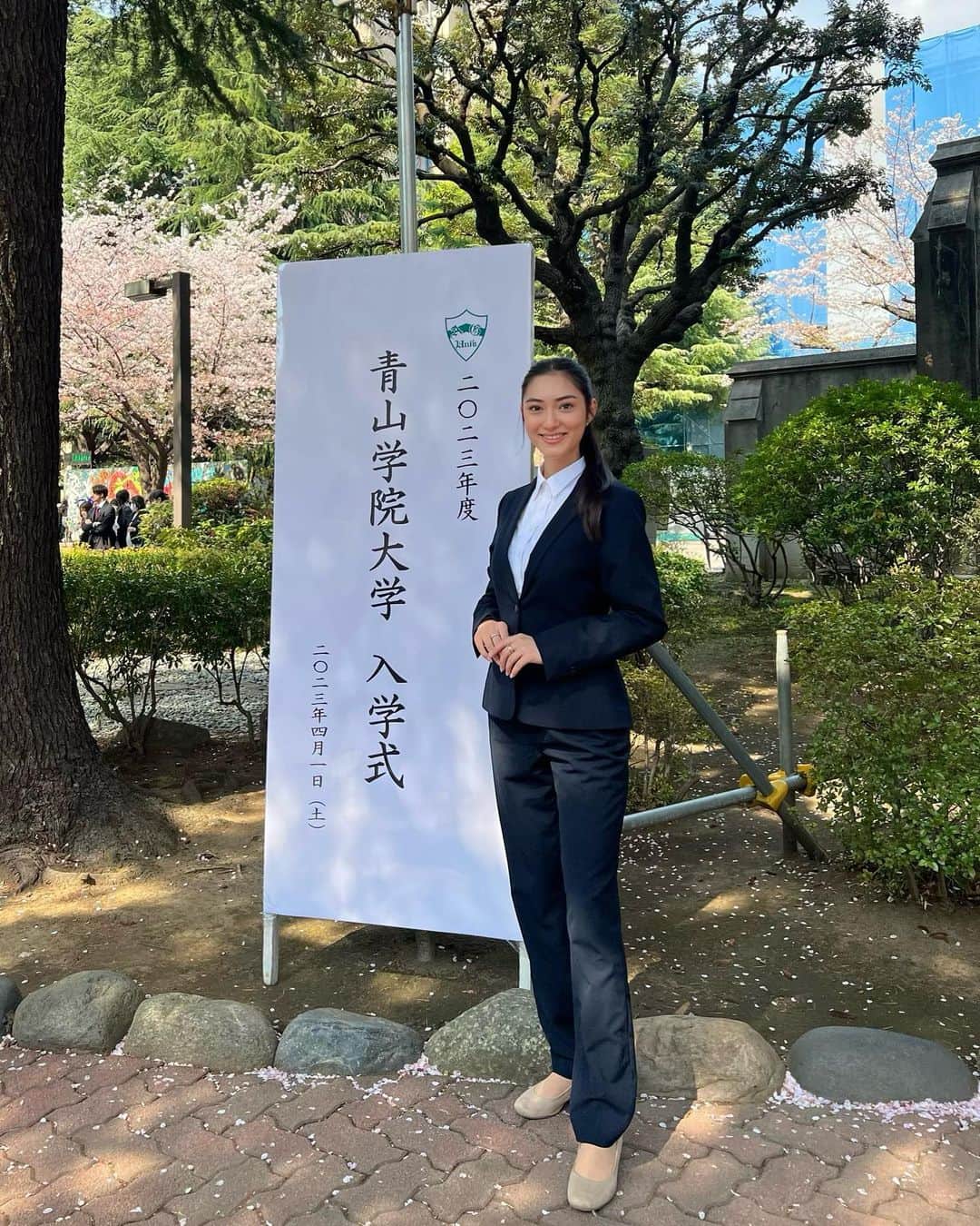 あんなのインスタグラム：「🌸 青山学院大学の入学式 🌸 Aoyama Gakuin University entrance ceremony!  (歌手活動を中心に頑張るため、1年目から休学ですが、応援宜しくお願いします🥹) (I am deferring for my first year to focus on my music & entertainment career, but I’m so grateful for all of your support🤍)」