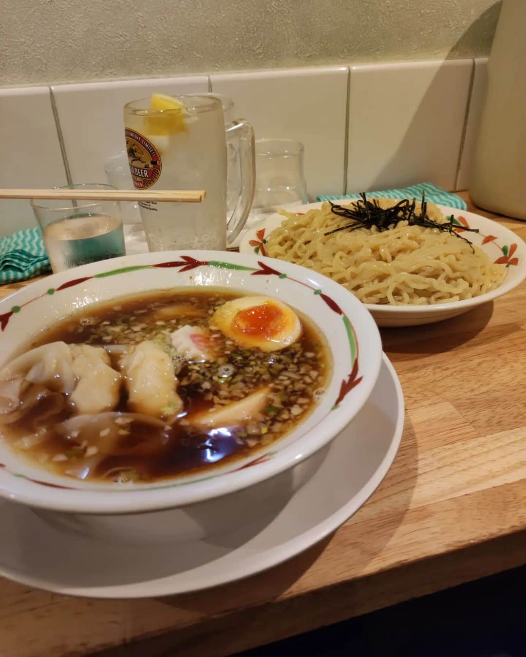 つけMen野郎のインスタグラム：「特製つけめん(醤油•太麺) らーめん天神下大喜 つけめん食べるつもりなかったけど、お隣さんがつけめんを食べているのを見ていたら食べたくなってしもうた。ちょっと酒のアテにしようと特製。なんだか縮れた麺も入っているけど、麺がめっちゃうま。うまい麺をズバズバ啜っている時が幸せ。つけ汁の醤油をつまみに麺を啜る。よくわからない事を言っている気がするが、そんな感じでつけめんをいただく。」