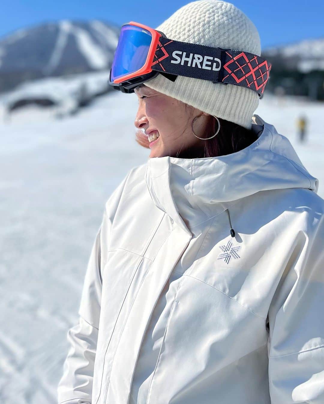 清澤恵美子のインスタグラム：「全身白ウエア❄️⛄️ 白でも雪の上で映え映えバエバエだよ🐝😂 そして軽くてめちゃくちゃ着やすい！！動きやすい^ ^ #ゴールドウイン #GW13302 W's 2-tone WorkPocketJacket カラーMOON WHITE SIZE3  #goldwincamp2023  @goldwin_jp」